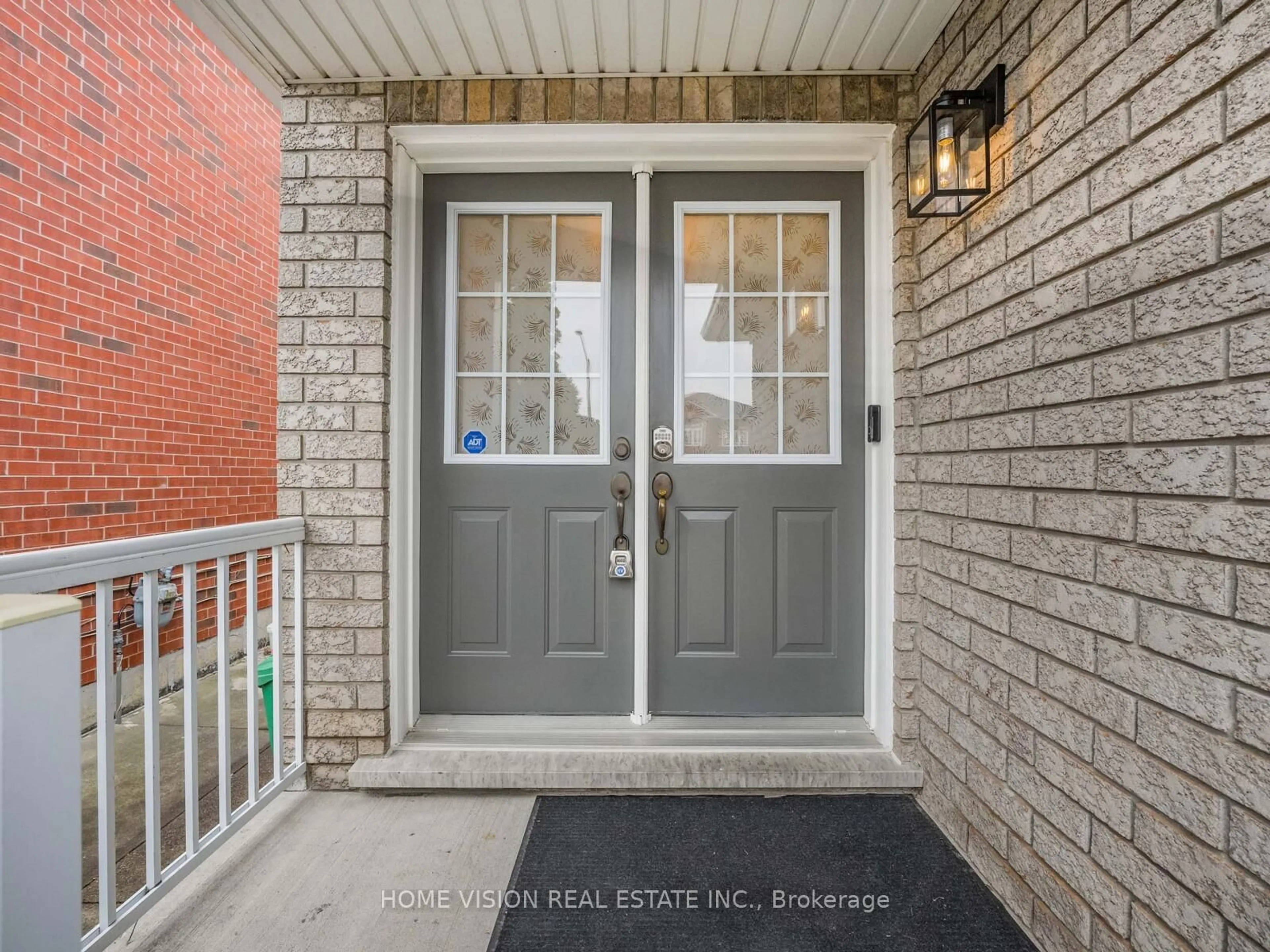 Indoor entryway for 5894 Delle Donne Dr, Mississauga Ontario L5M 7A3