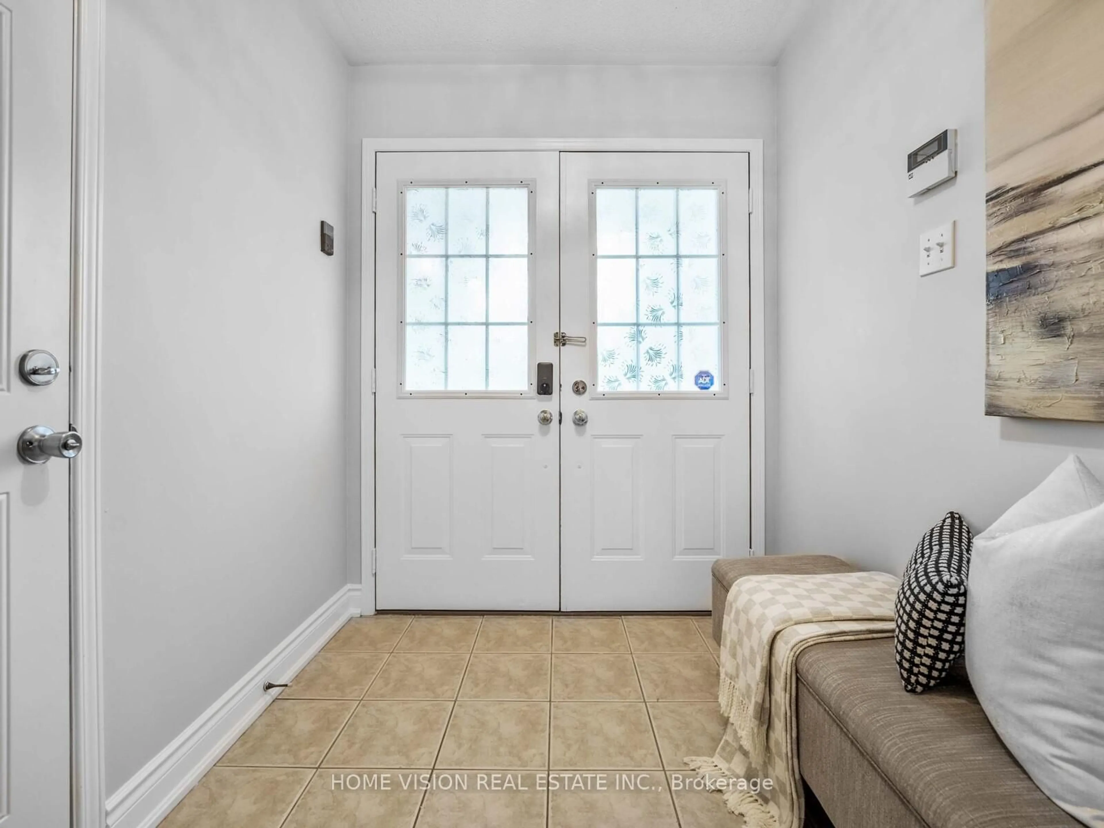 Indoor entryway for 5894 Delle Donne Dr, Mississauga Ontario L5M 7A3