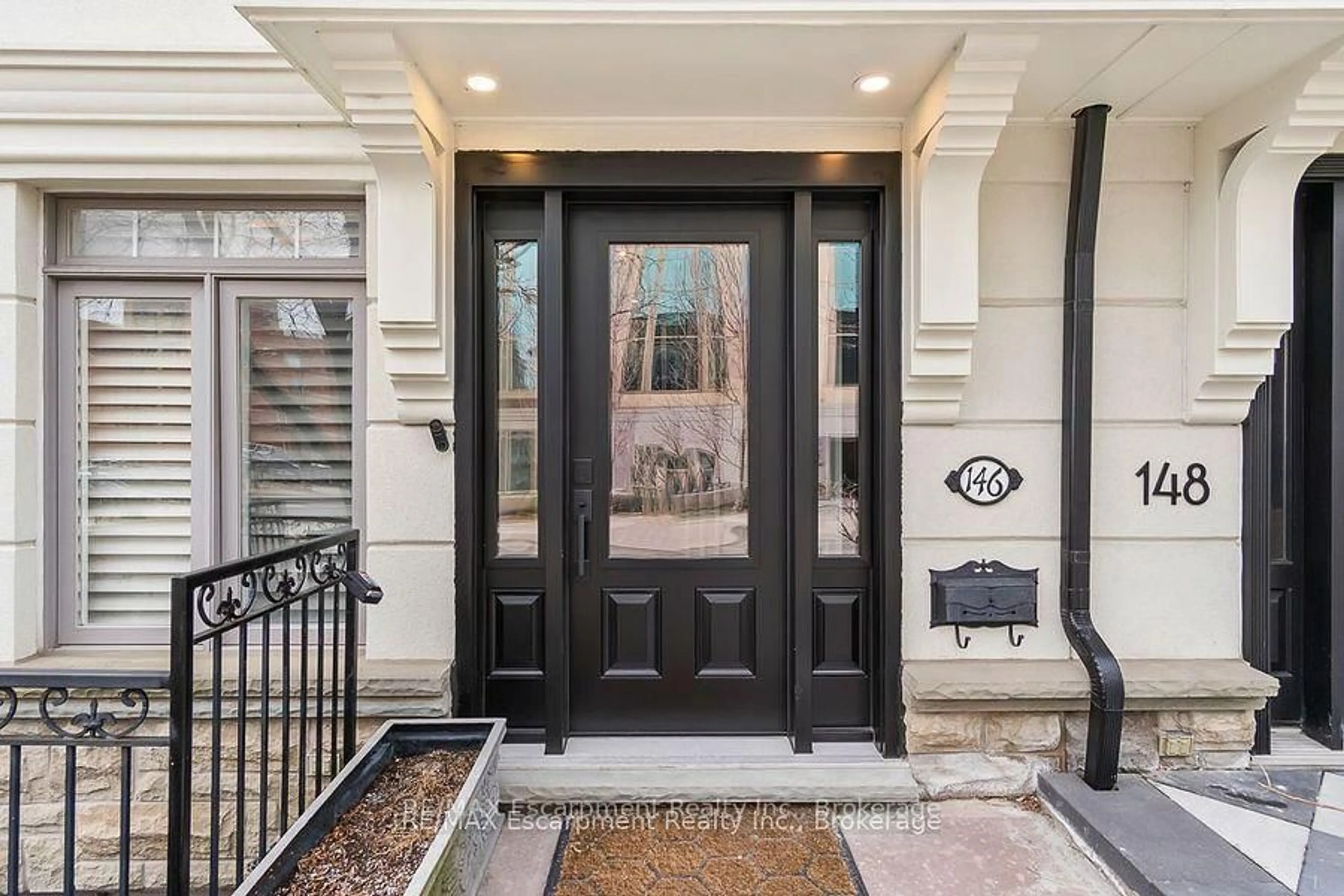 Indoor entryway for 146 Reynolds St, Oakville Ontario L6J 3K9