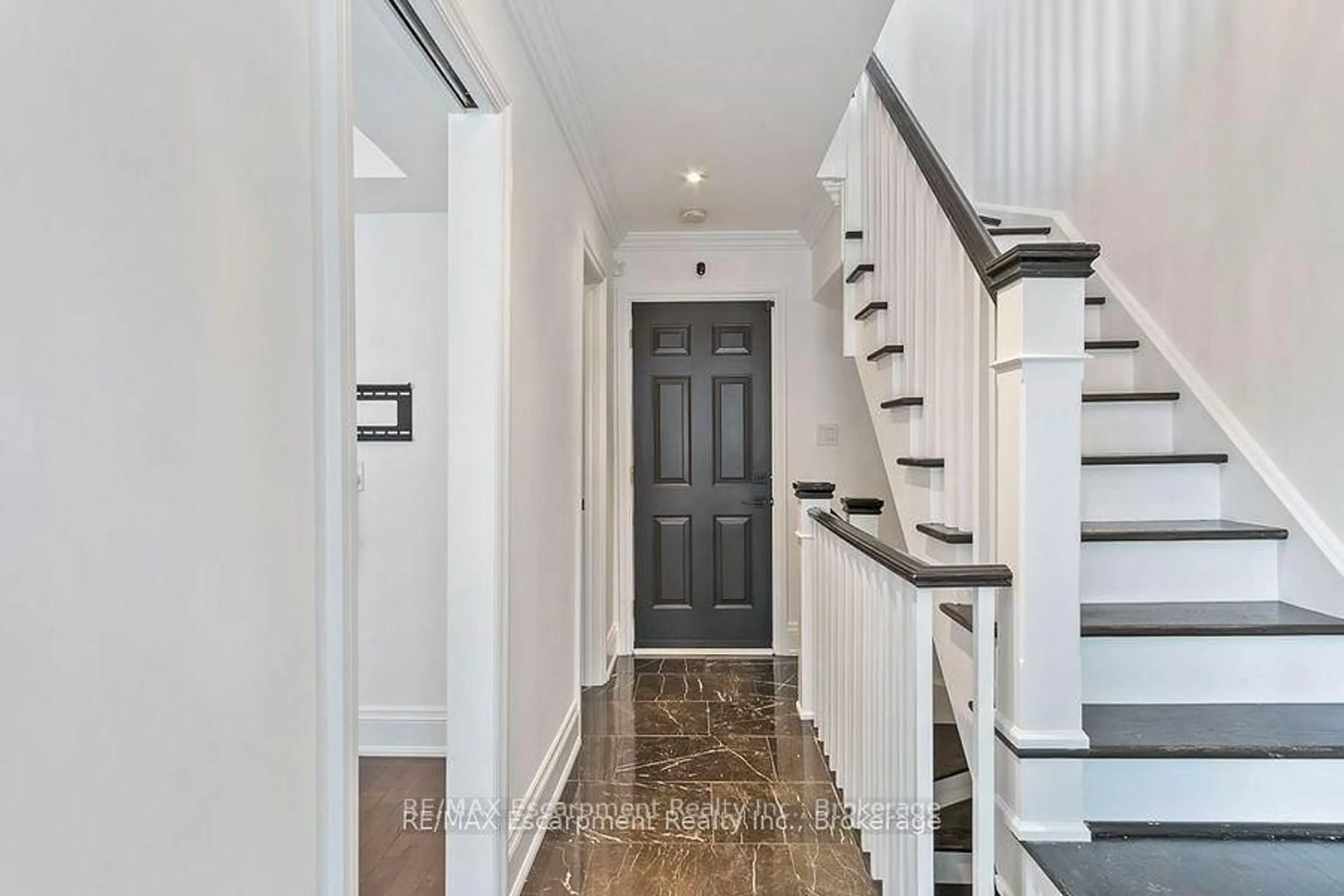 Indoor entryway for 146 Reynolds St, Oakville Ontario L6J 3K9