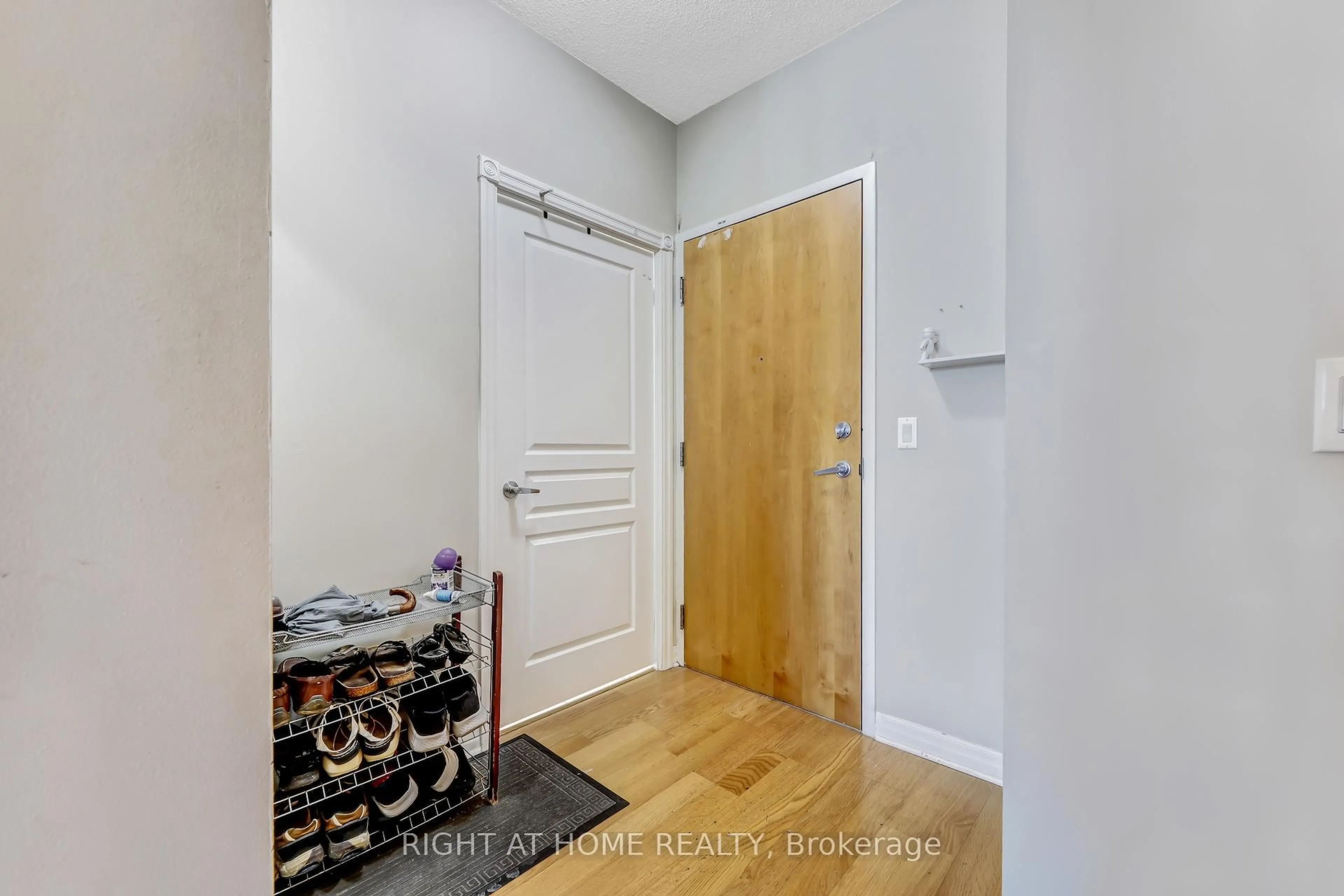 Indoor entryway for 3939 Duke Of York Blvd #2801, Mississauga Ontario L5B 4N2