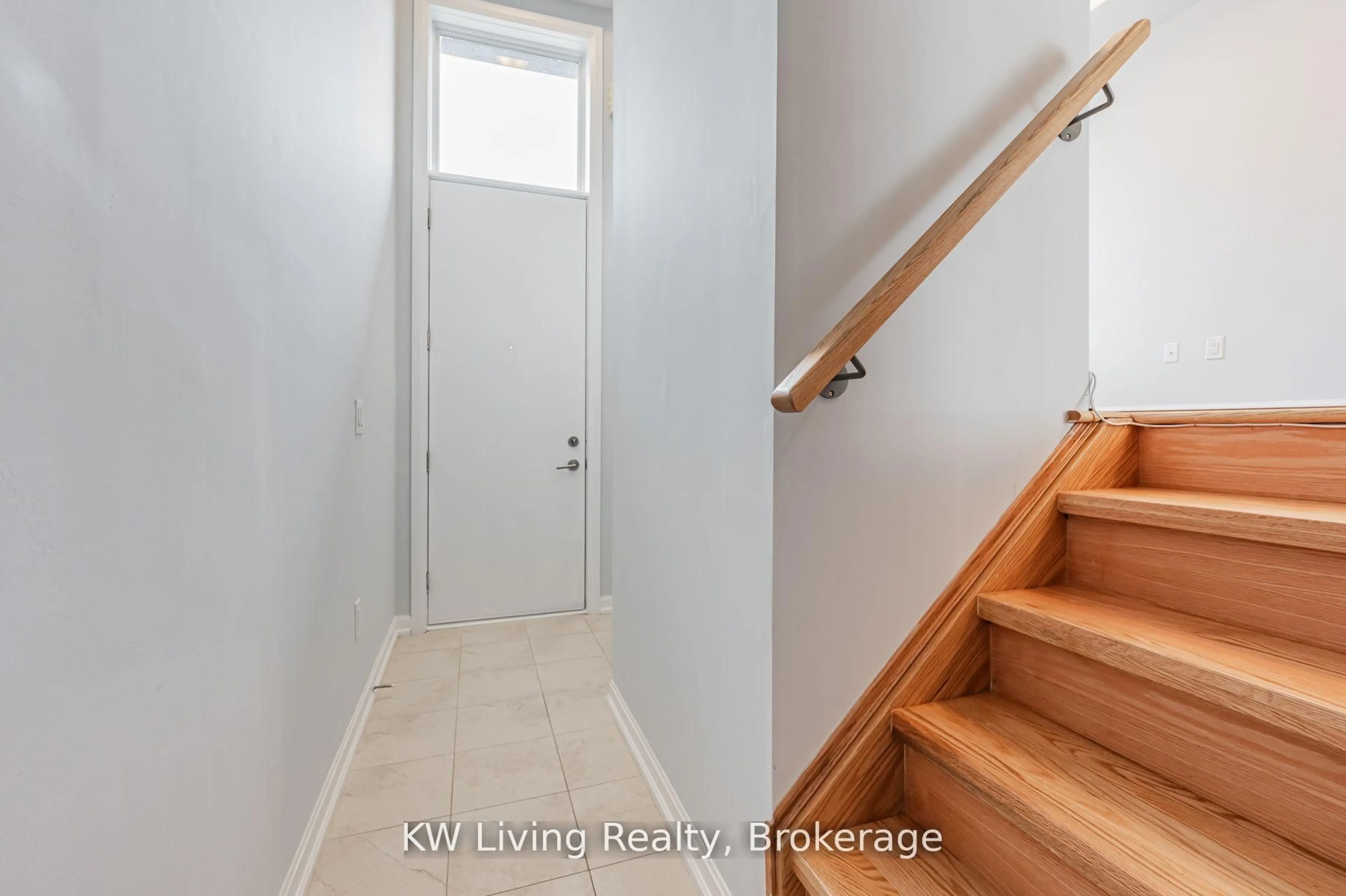 Indoor foyer for 21 Caroline Carpenter Grve, Toronto Ontario M3K 0B1