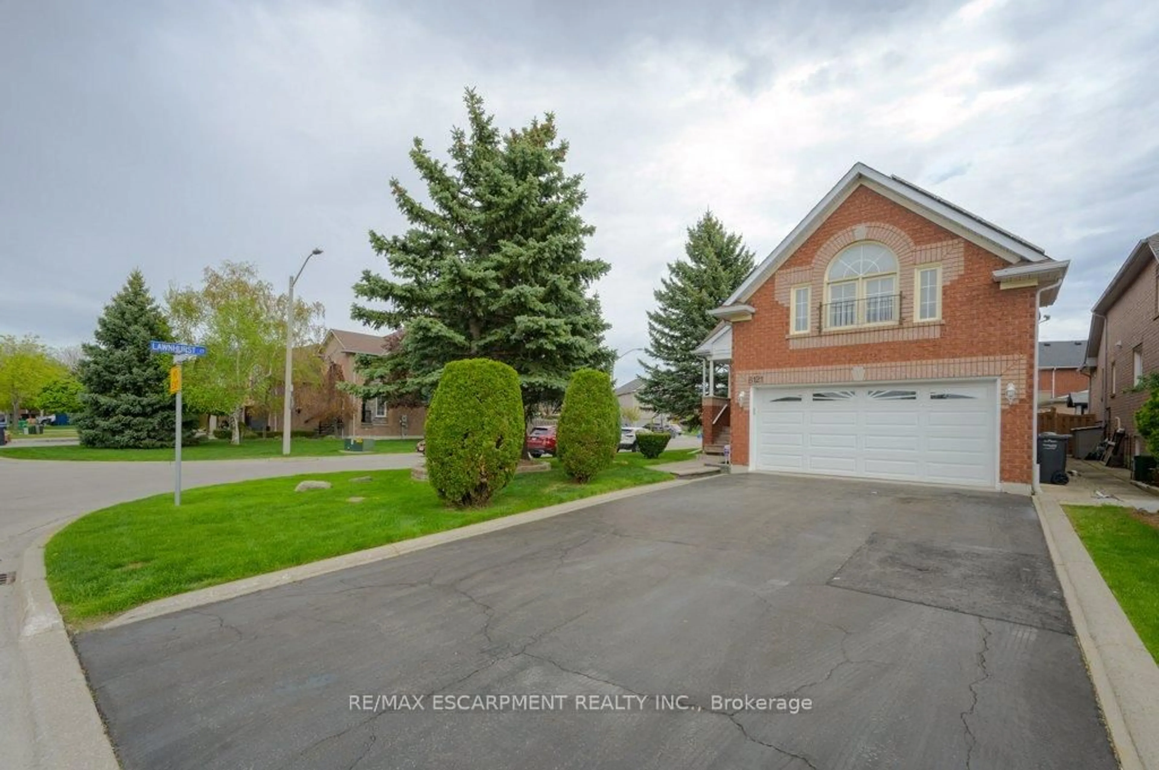 A pic from outside/outdoor area/front of a property/back of a property/a pic from drone, street for 6121 Maple Gate Circ, Mississauga Ontario L5N 7B1