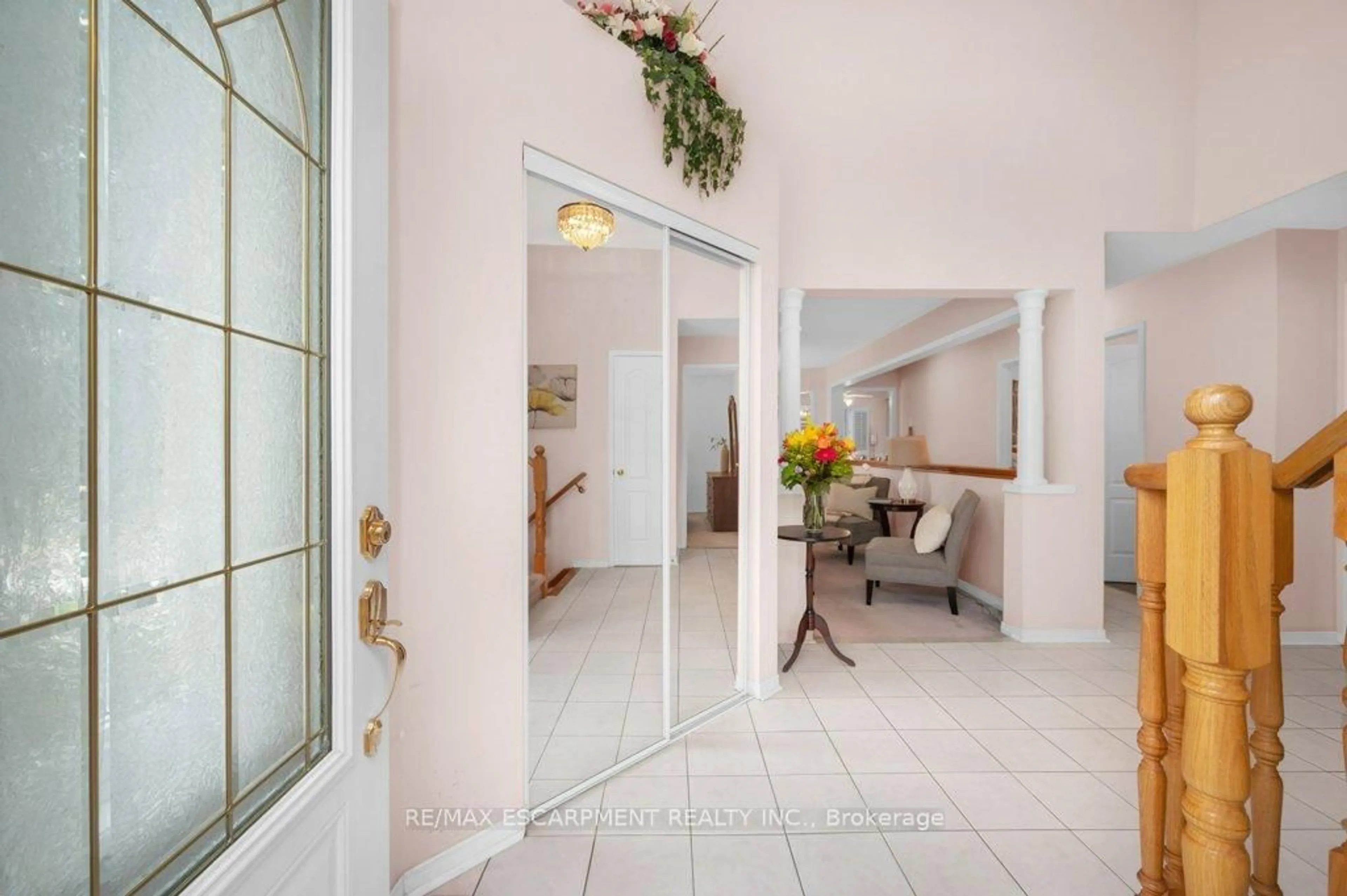 Indoor foyer for 6121 Maple Gate Circ, Mississauga Ontario L5N 7B1