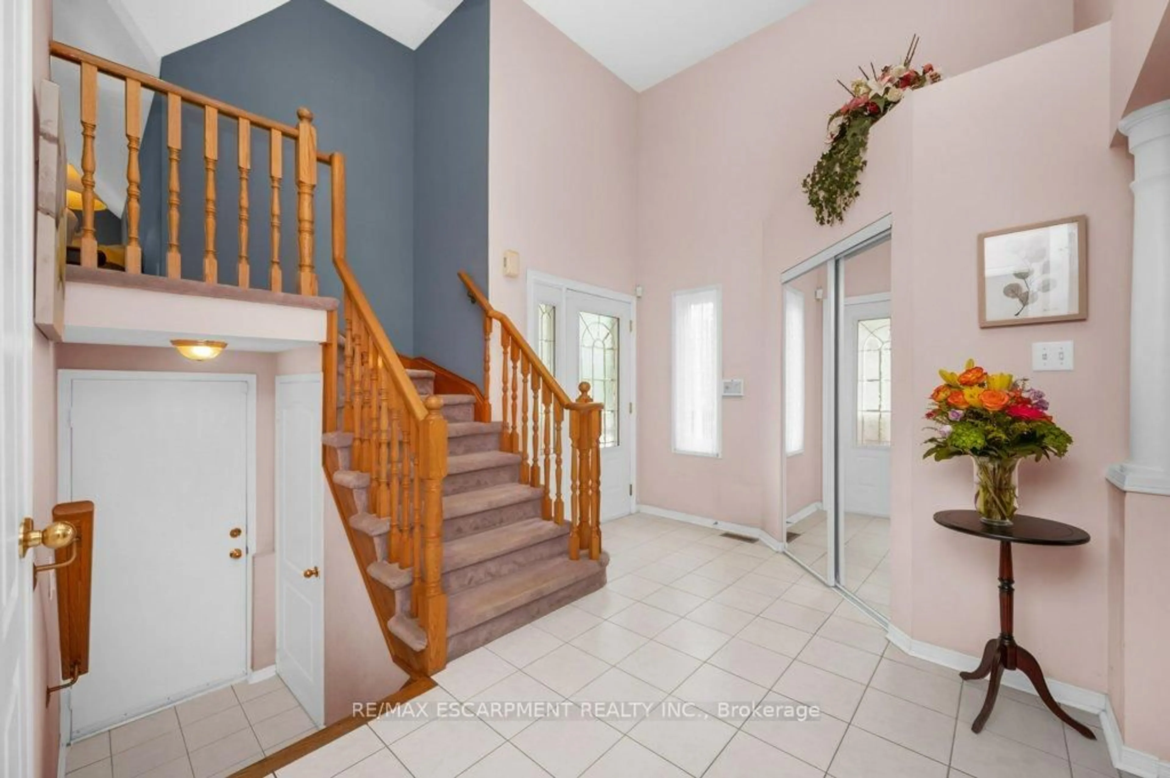Indoor foyer for 6121 Maple Gate Circ, Mississauga Ontario L5N 7B1