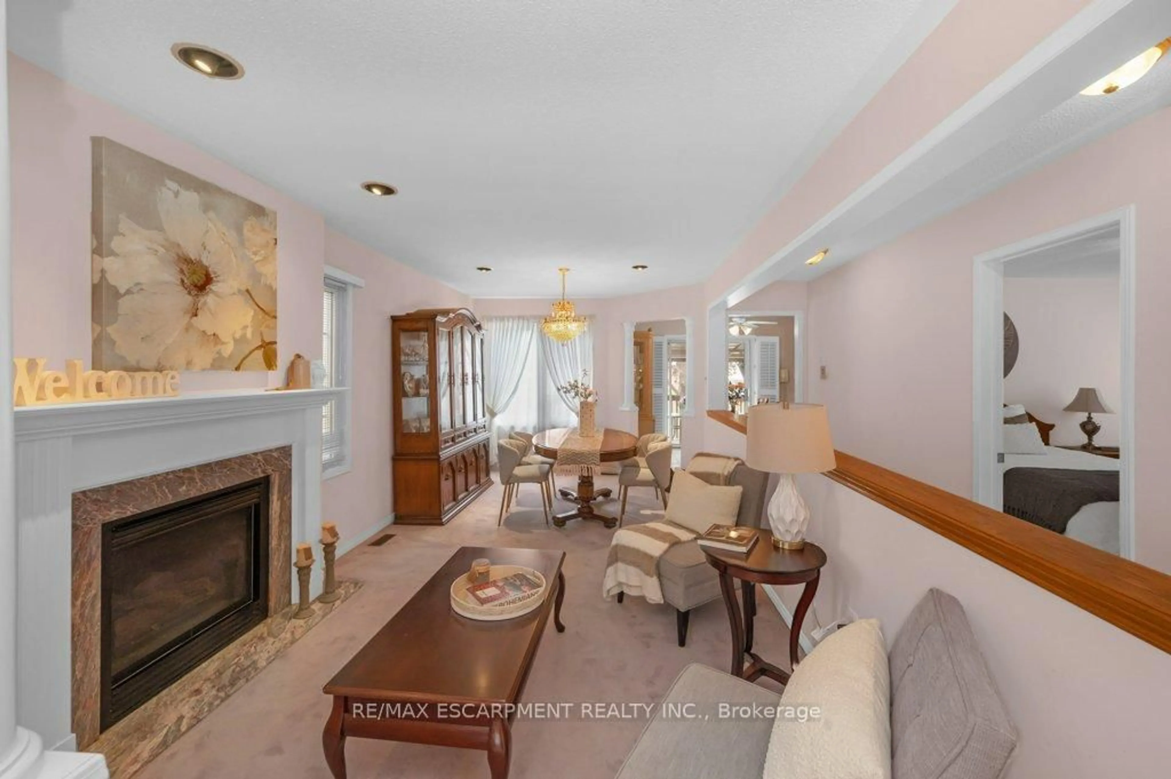 Living room with furniture, unknown for 6121 Maple Gate Circ, Mississauga Ontario L5N 7B1