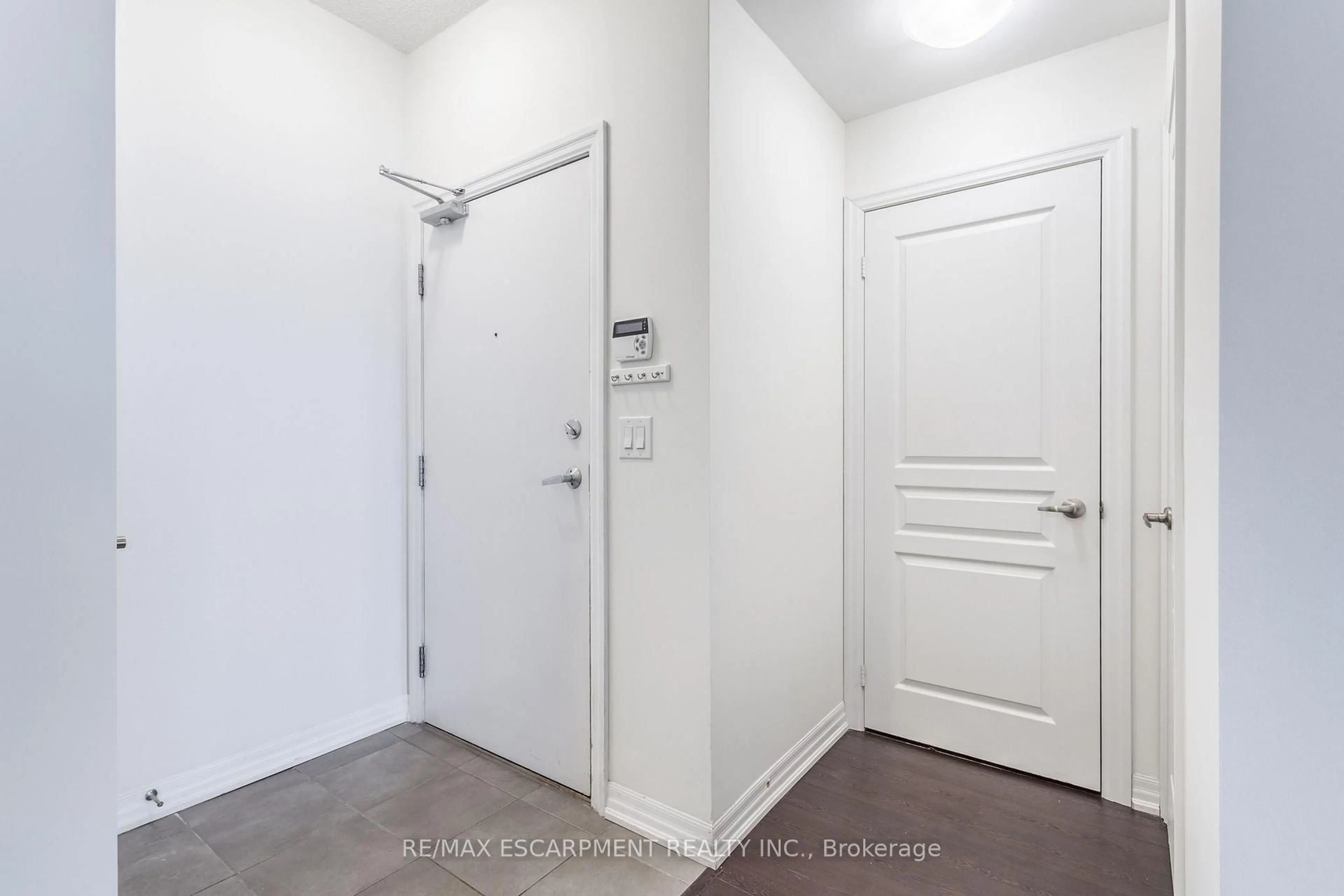 Indoor entryway for 1940 IRONSTONE Dr #311, Burlington Ontario L7L 0E4