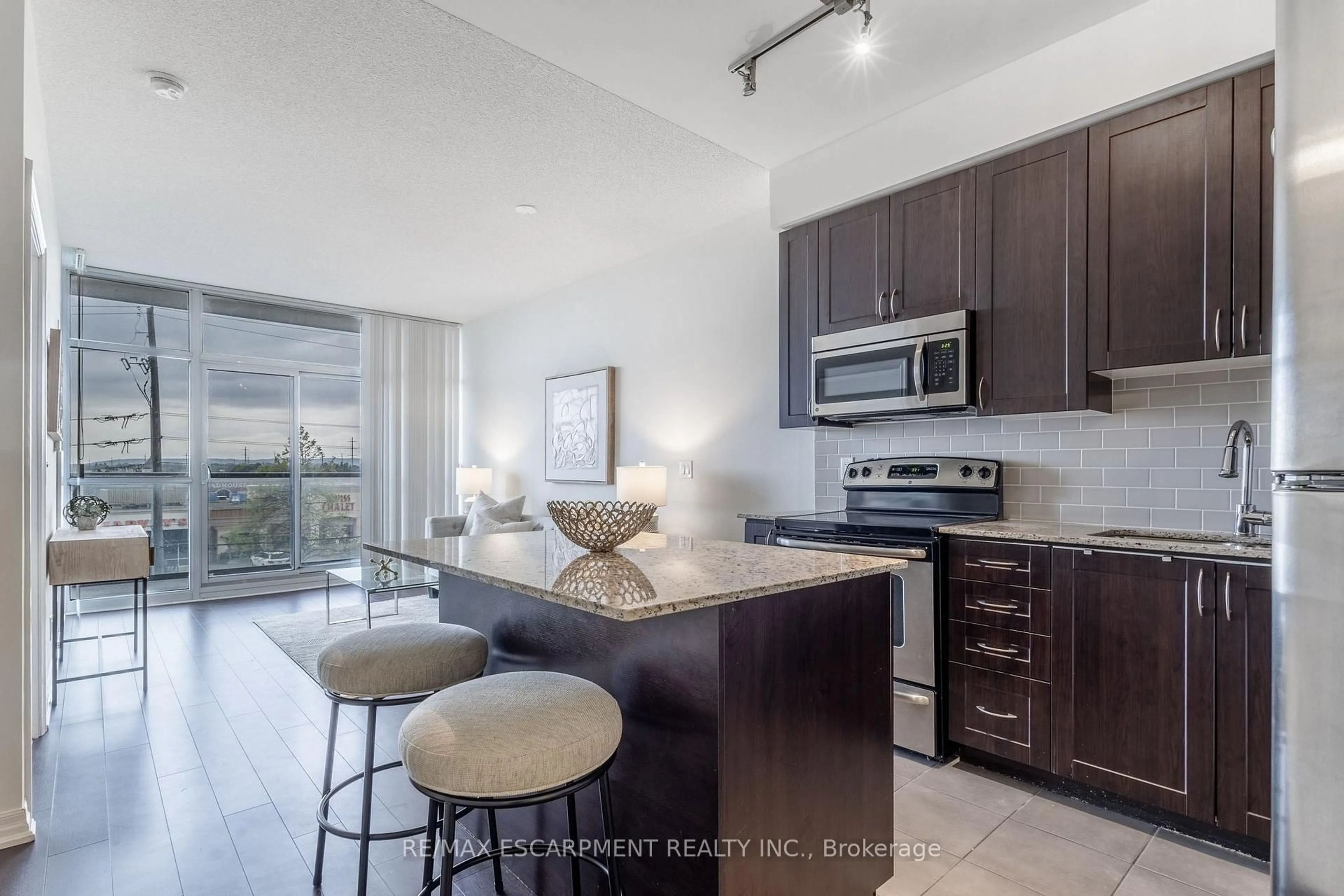Open concept kitchen, unknown for 1940 IRONSTONE Dr #311, Burlington Ontario L7L 0E4