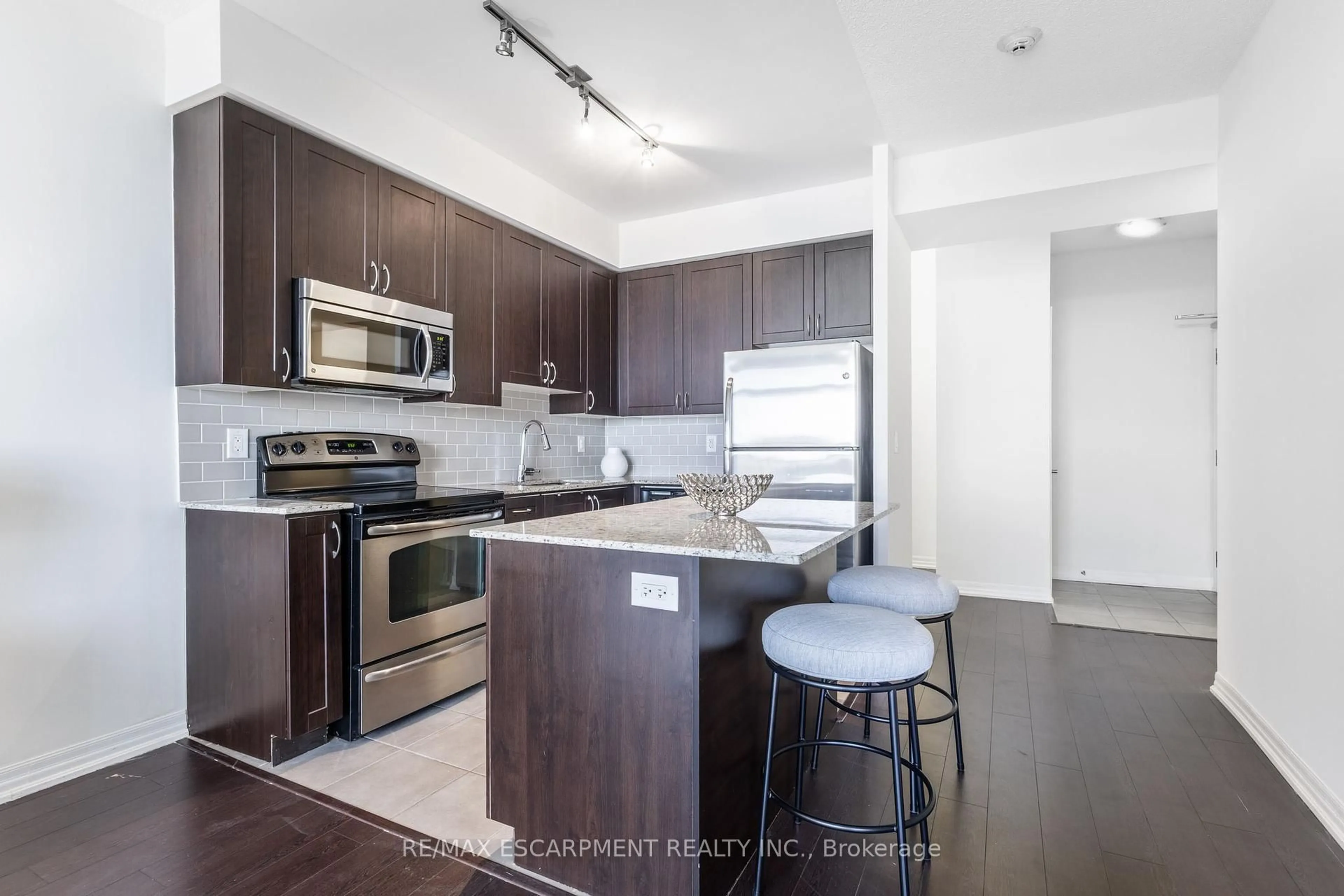 Open concept kitchen, unknown for 1940 IRONSTONE Dr #311, Burlington Ontario L7L 0E4