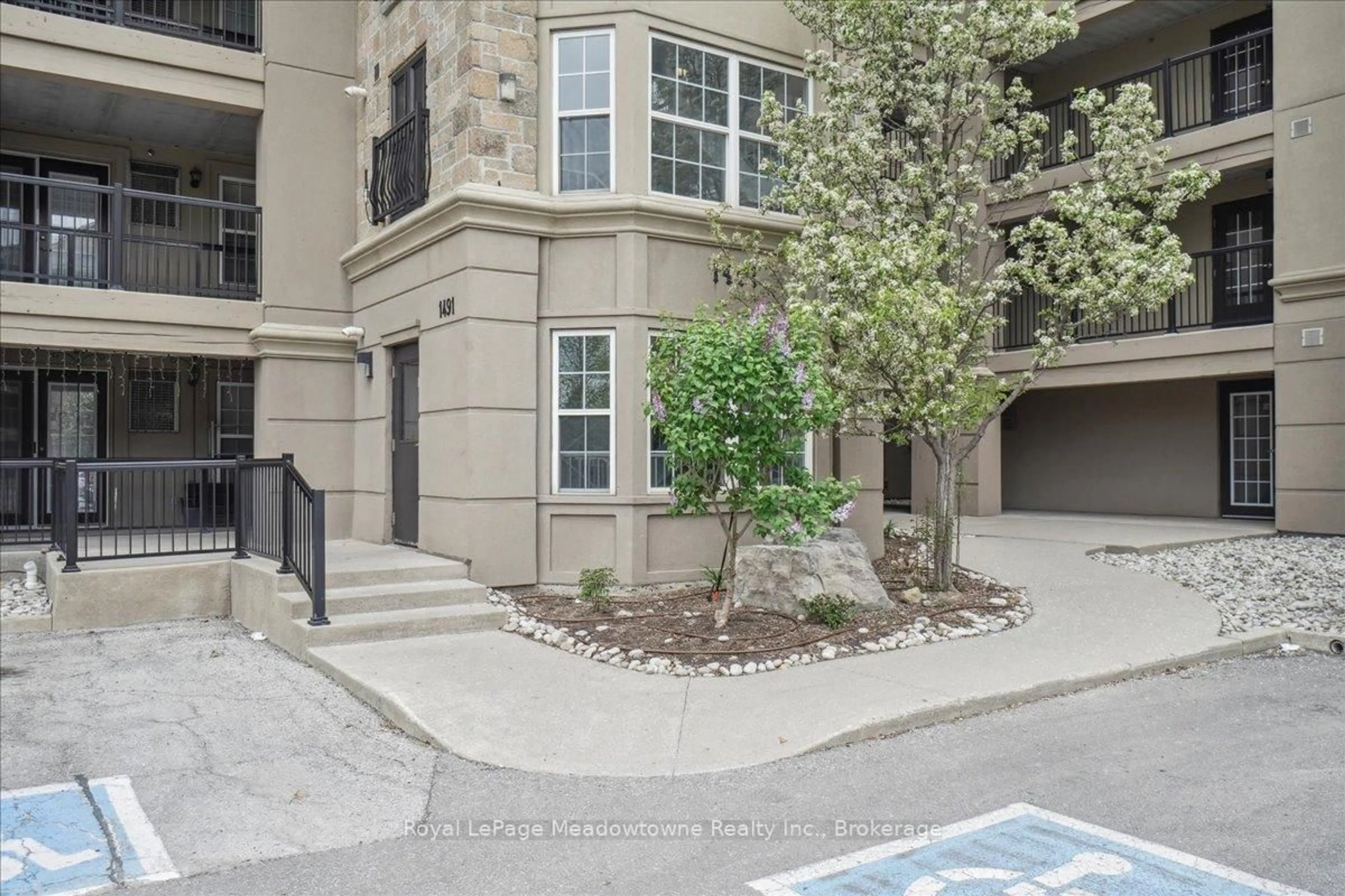 Patio, street for 1491 Maple Ave #411, Milton Ontario L9T 0B8