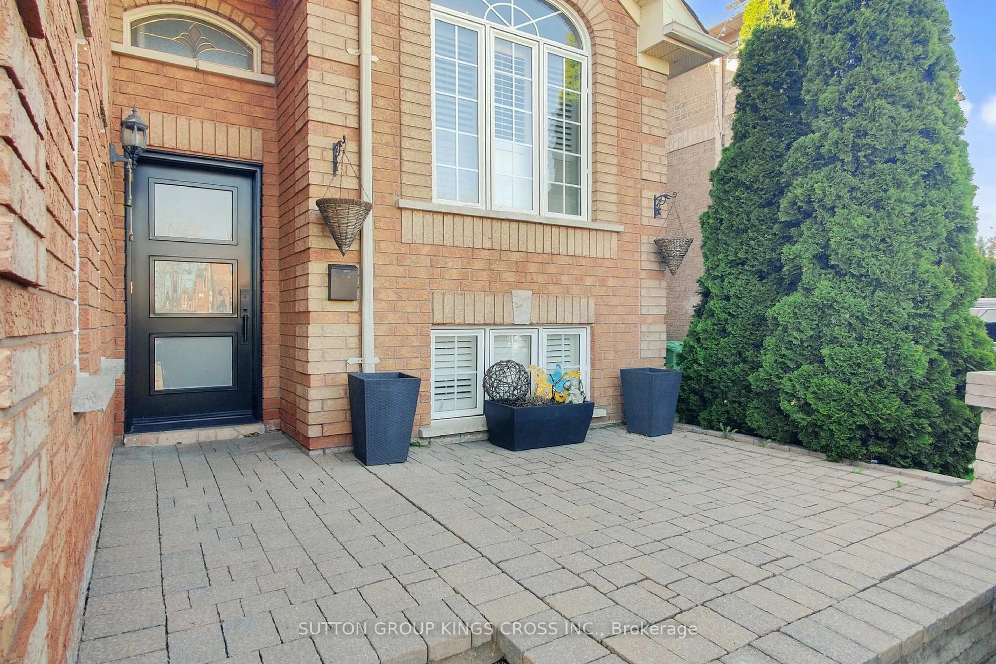 Patio, street for 118 Van Scott Dr, Brampton Ontario L7A 1N4