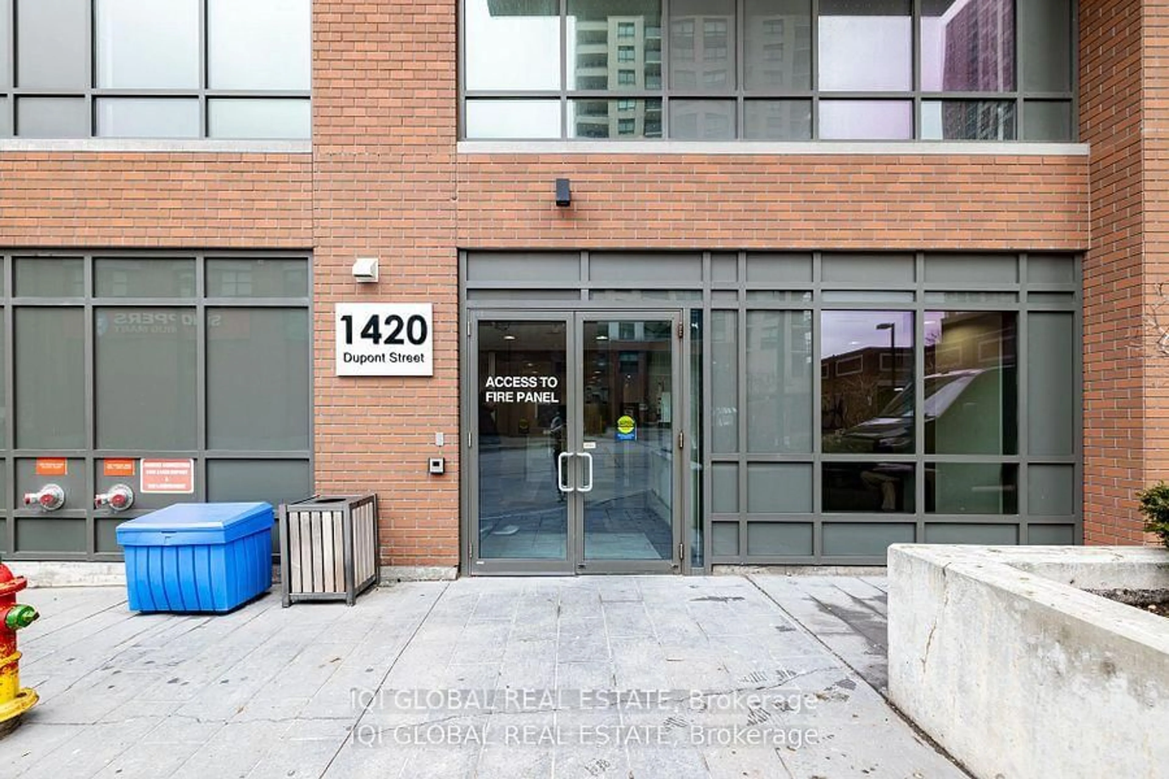 Indoor foyer for 1420 Dupont St #408, Toronto Ontario M6H 4J8
