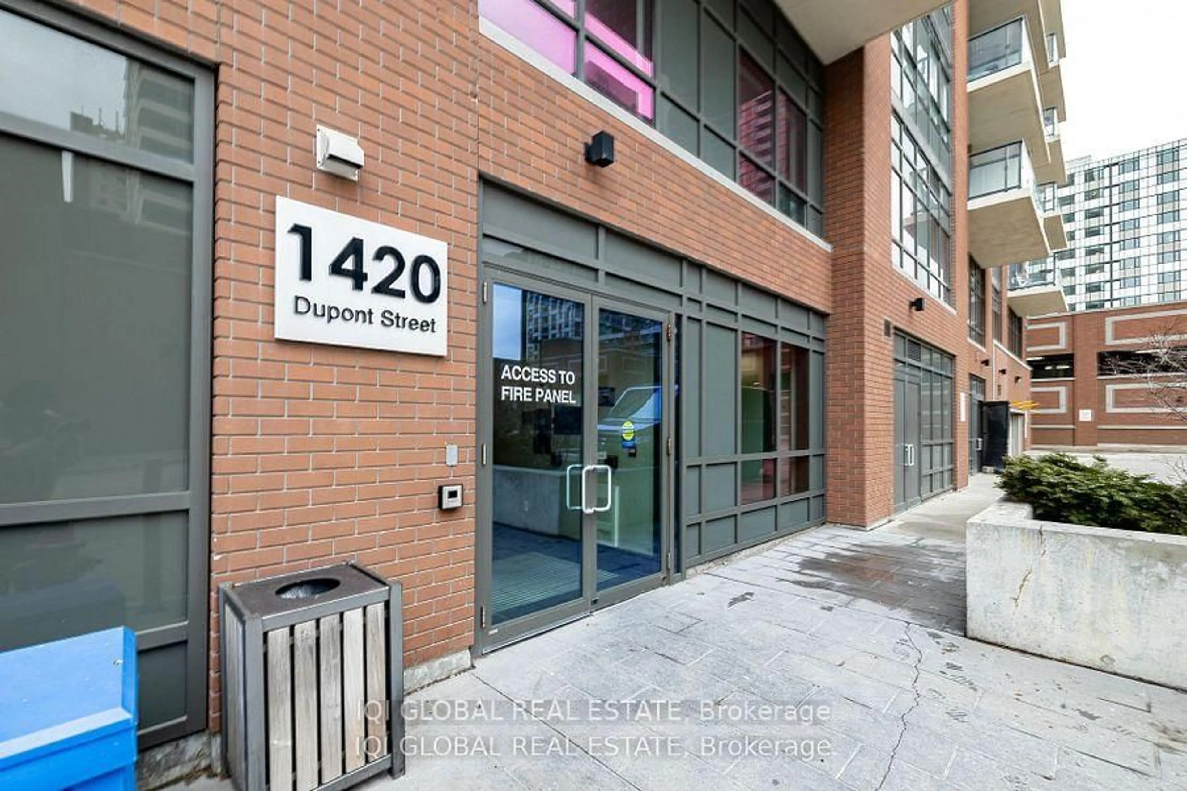 Indoor foyer for 1420 Dupont St #408, Toronto Ontario M6H 4J8