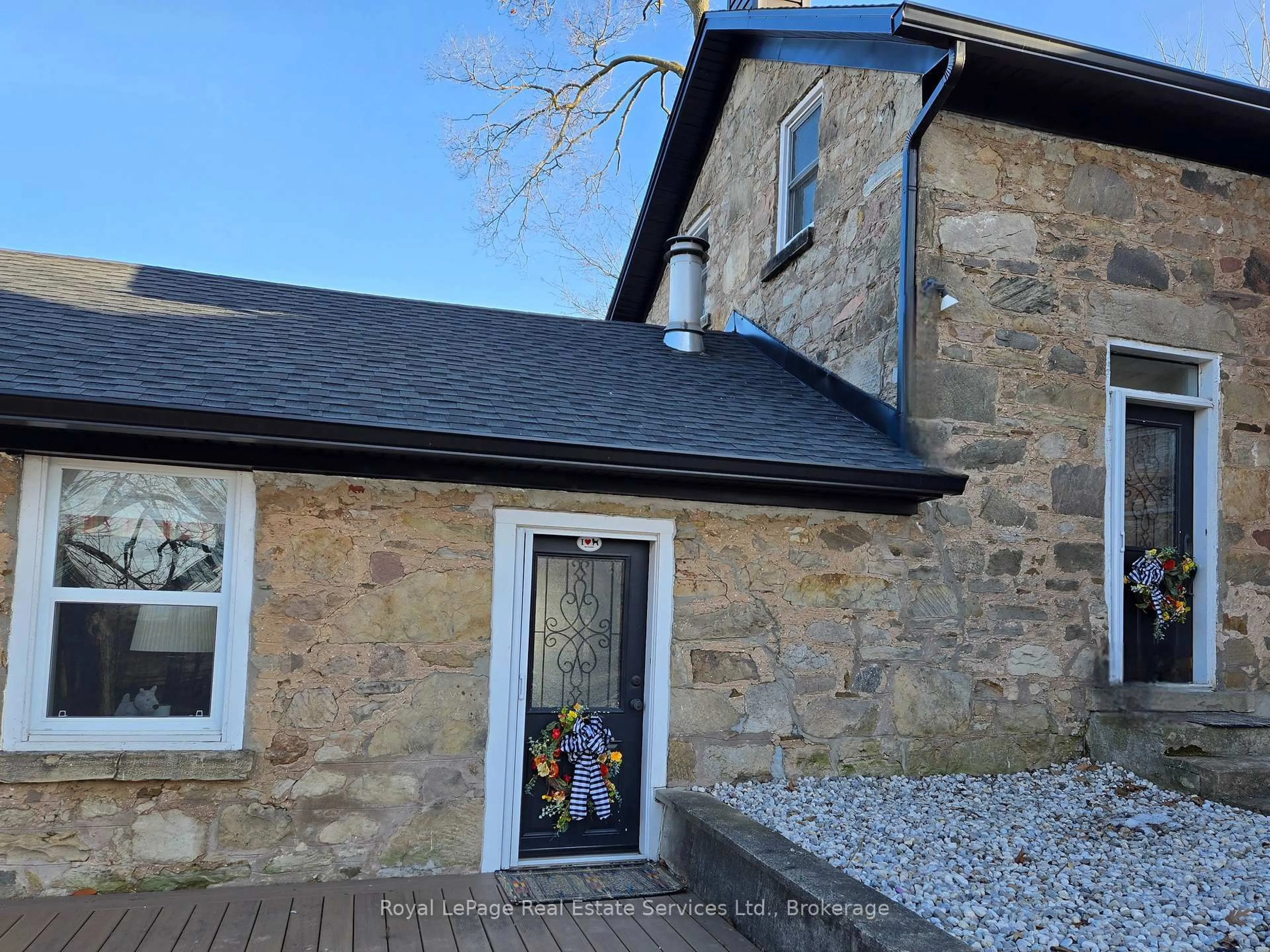 A pic from outside/outdoor area/front of a property/back of a property/a pic from drone, building for 4197 Walkers Line, Burlington Ontario L7M 0Y7