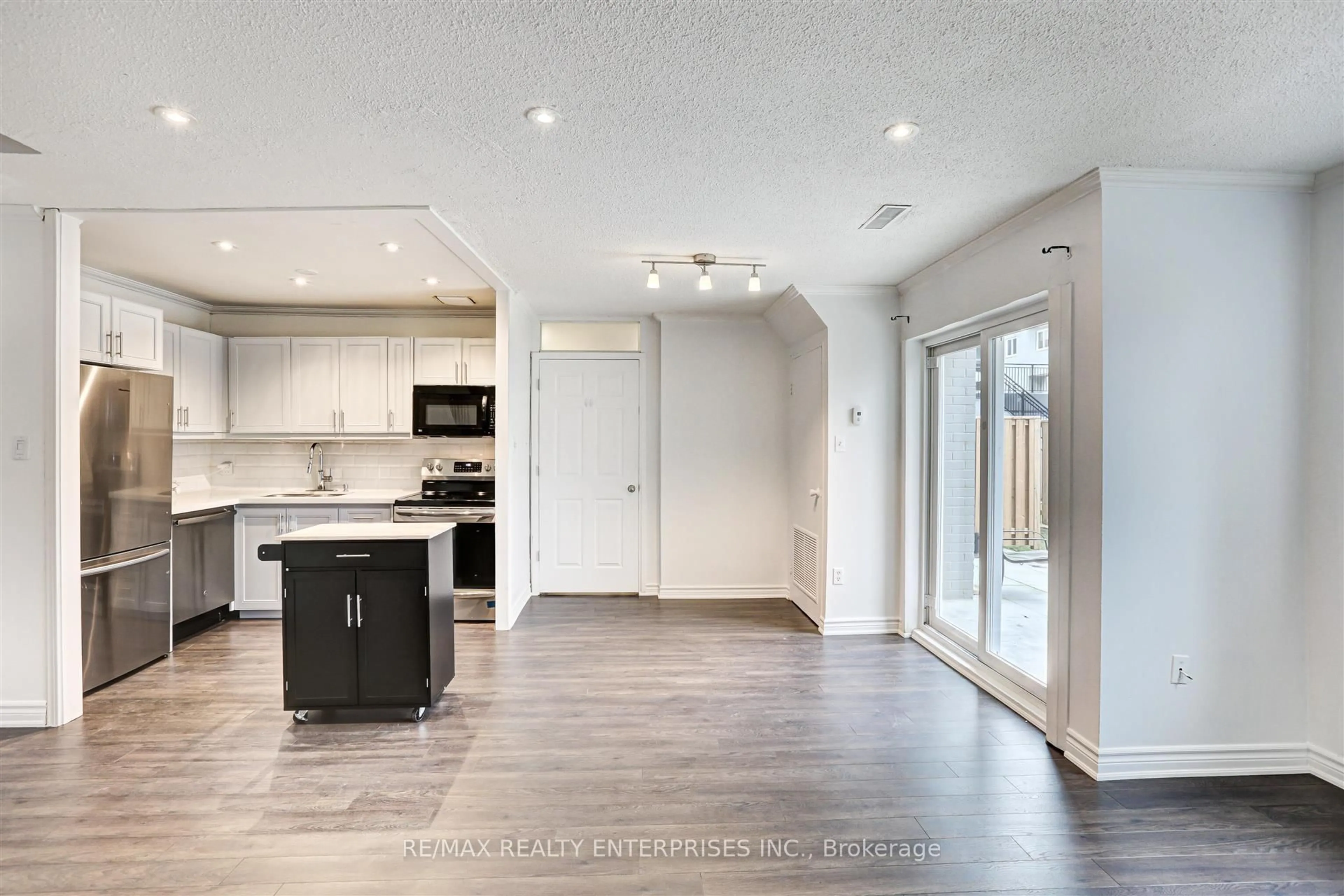 Open concept kitchen, unknown for 2001 Bonnymede Dr #110, Mississauga Ontario L5J 4H8