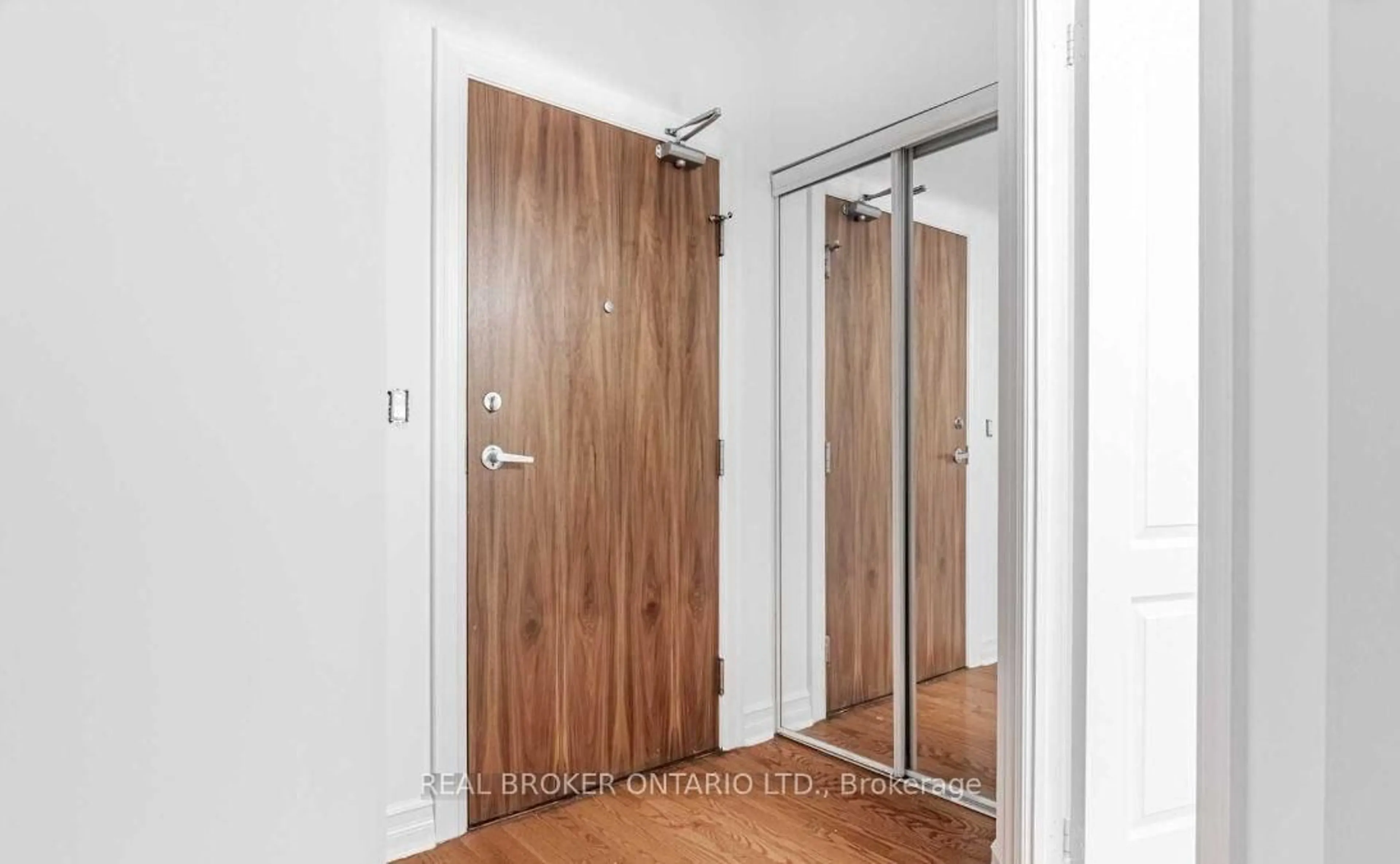Indoor entryway for 33 Elm Dr #2809, Mississauga Ontario L5B 4M2