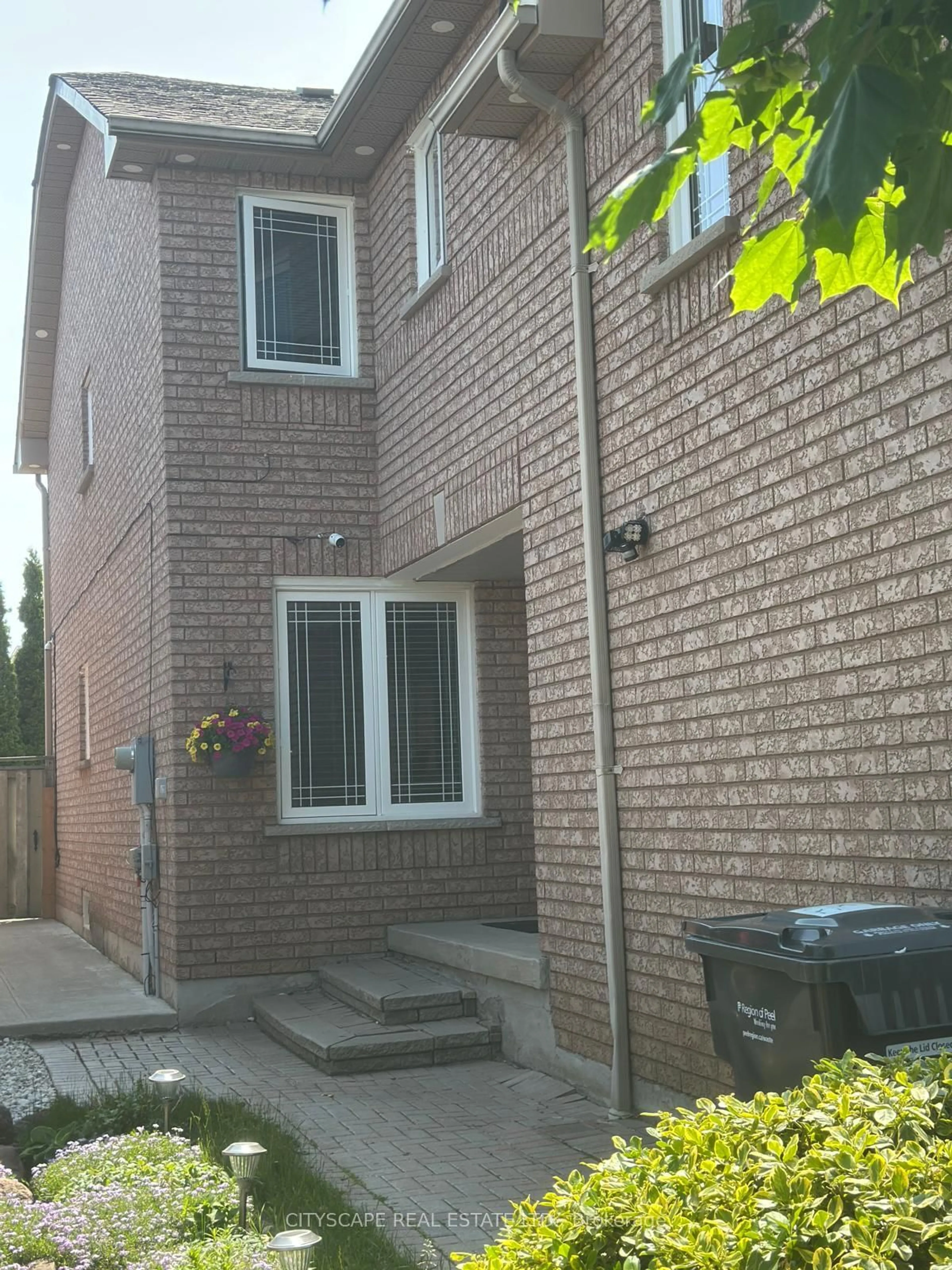 Unknown for 973 Applecroft Circ, Mississauga Ontario L5V 2A5