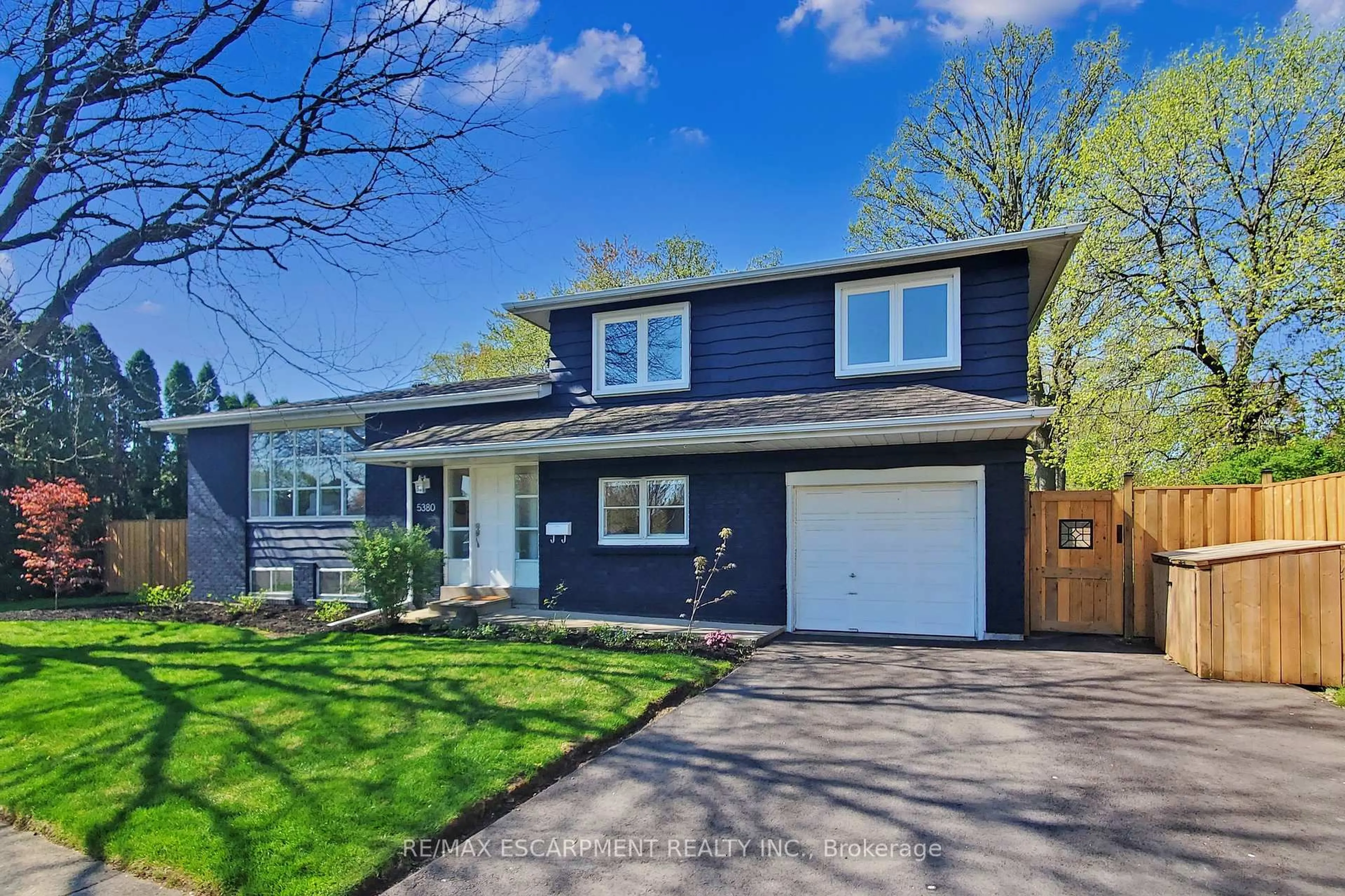 Home with vinyl exterior material, street for 5380 Salem Rd, Burlington Ontario L7L 3X4