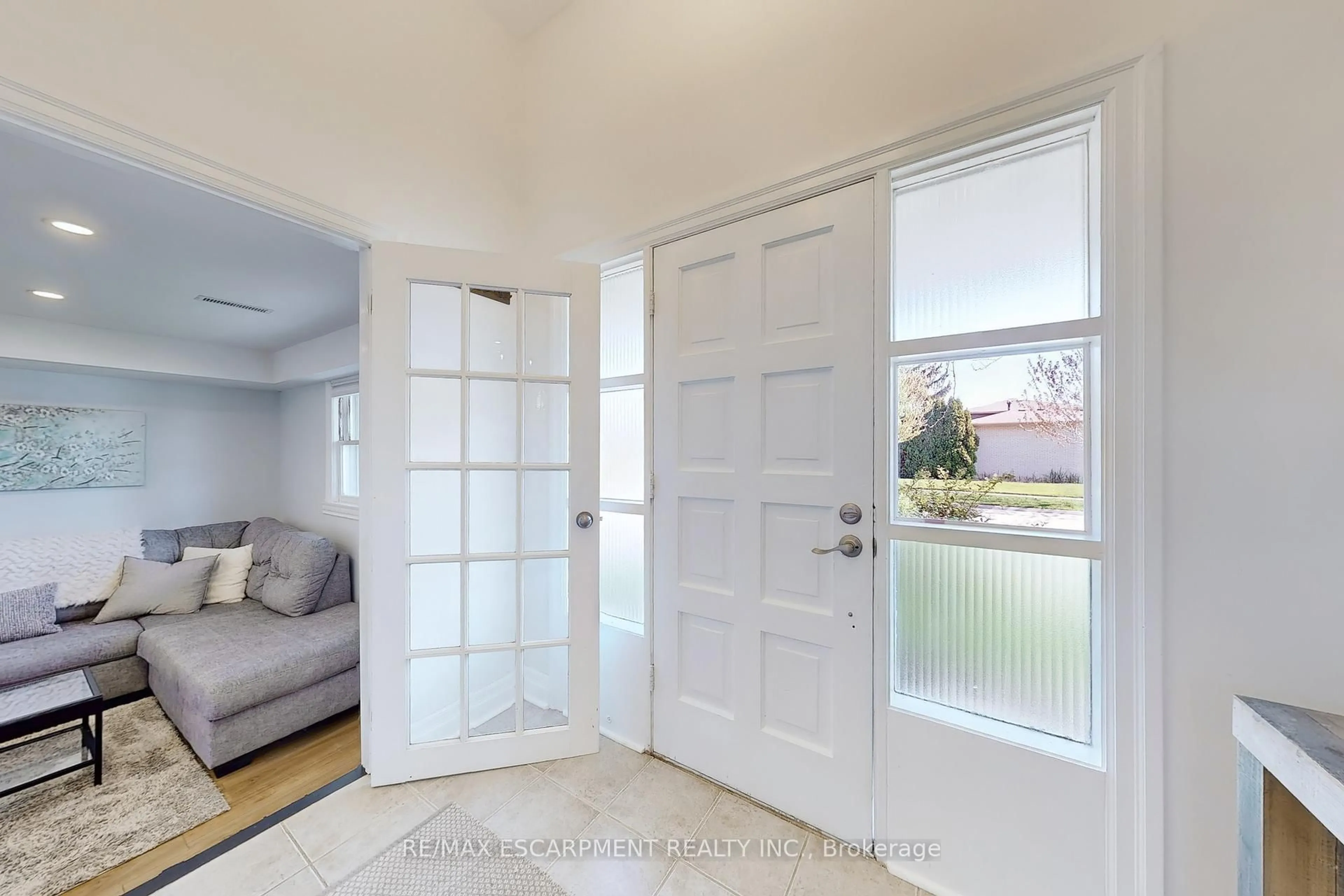 Indoor entryway for 5380 Salem Rd, Burlington Ontario L7L 3X4