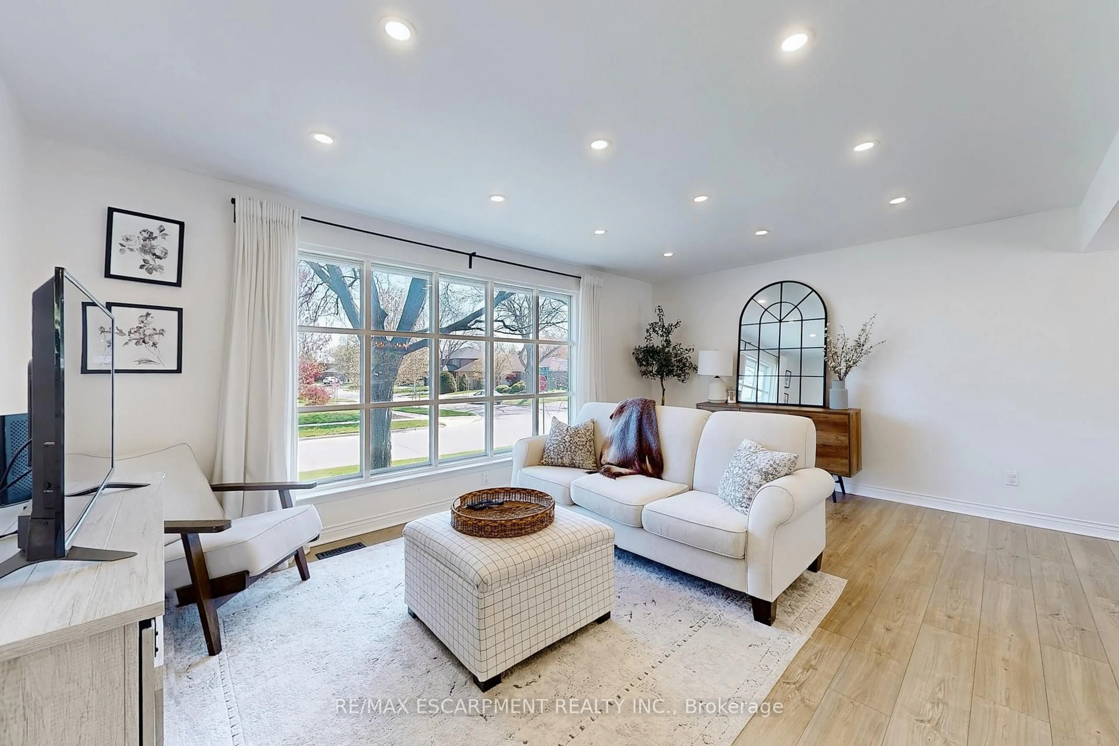 Living room with furniture, unknown for 5380 Salem Rd, Burlington Ontario L7L 3X4