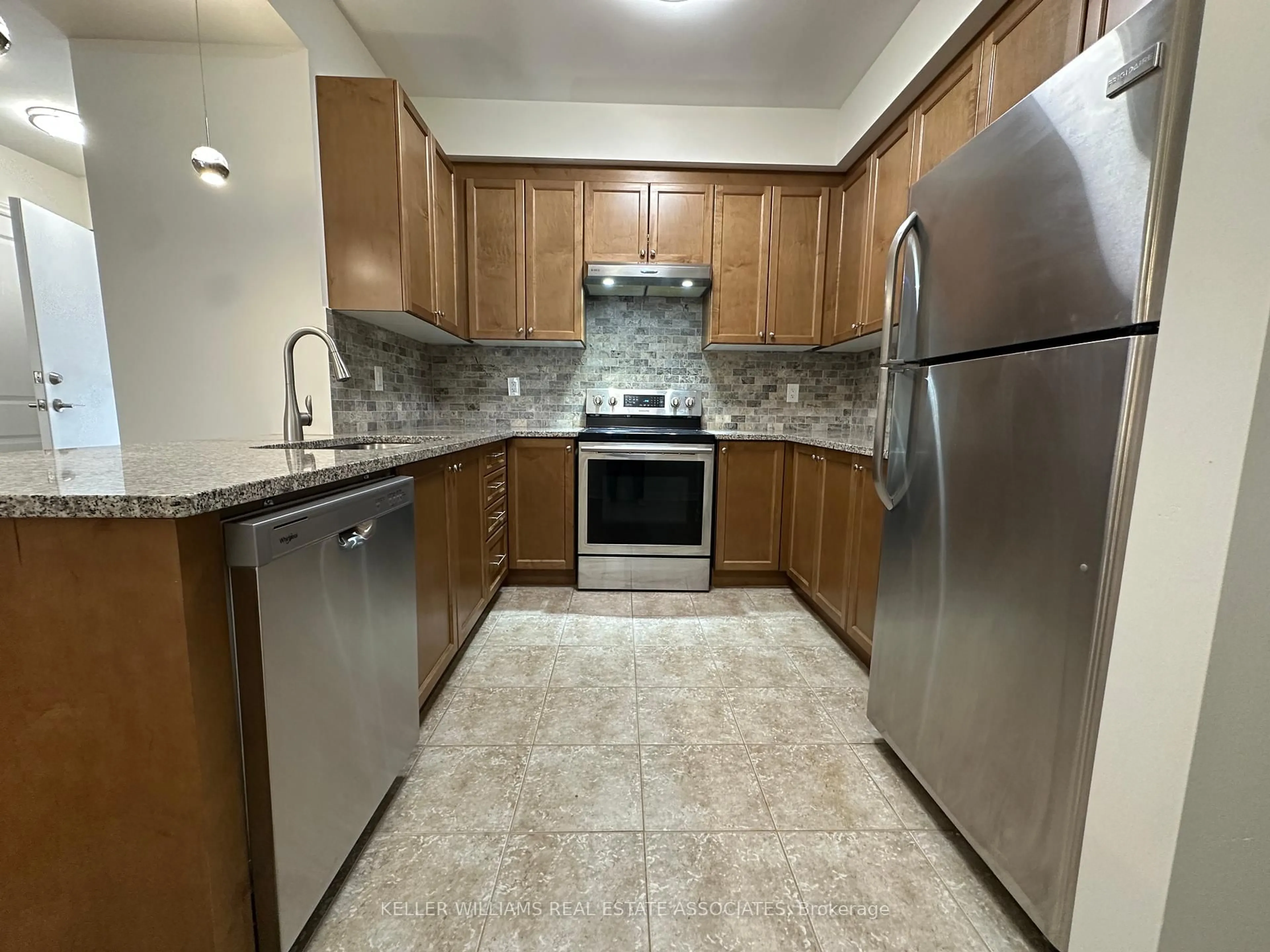 Standard kitchen, ceramic/tile floor for 269 Georgian Dr #108, Oakville Ontario L6H 0H1