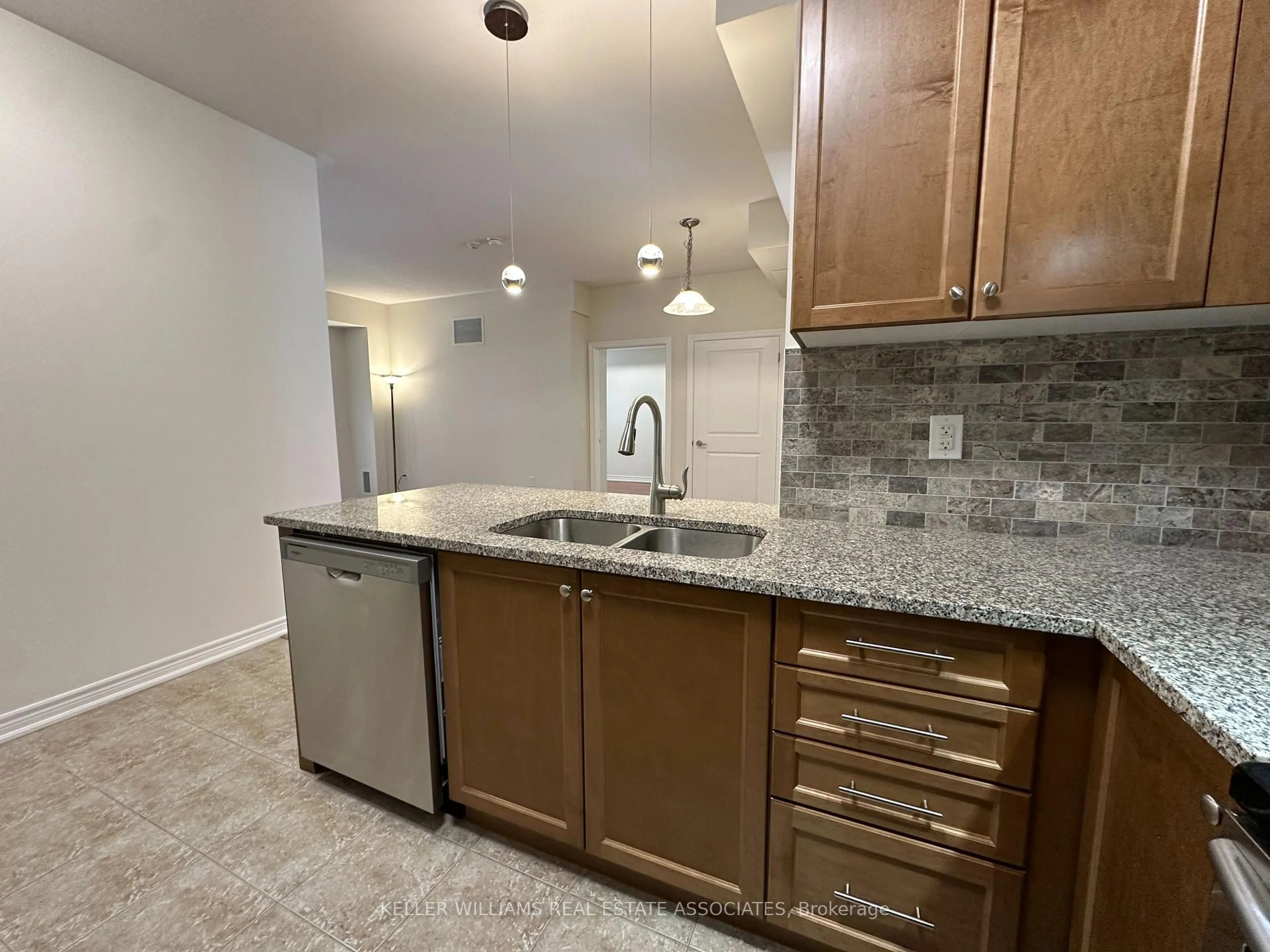 Standard kitchen, ceramic/tile floor for 269 Georgian Dr #108, Oakville Ontario L6H 0H1