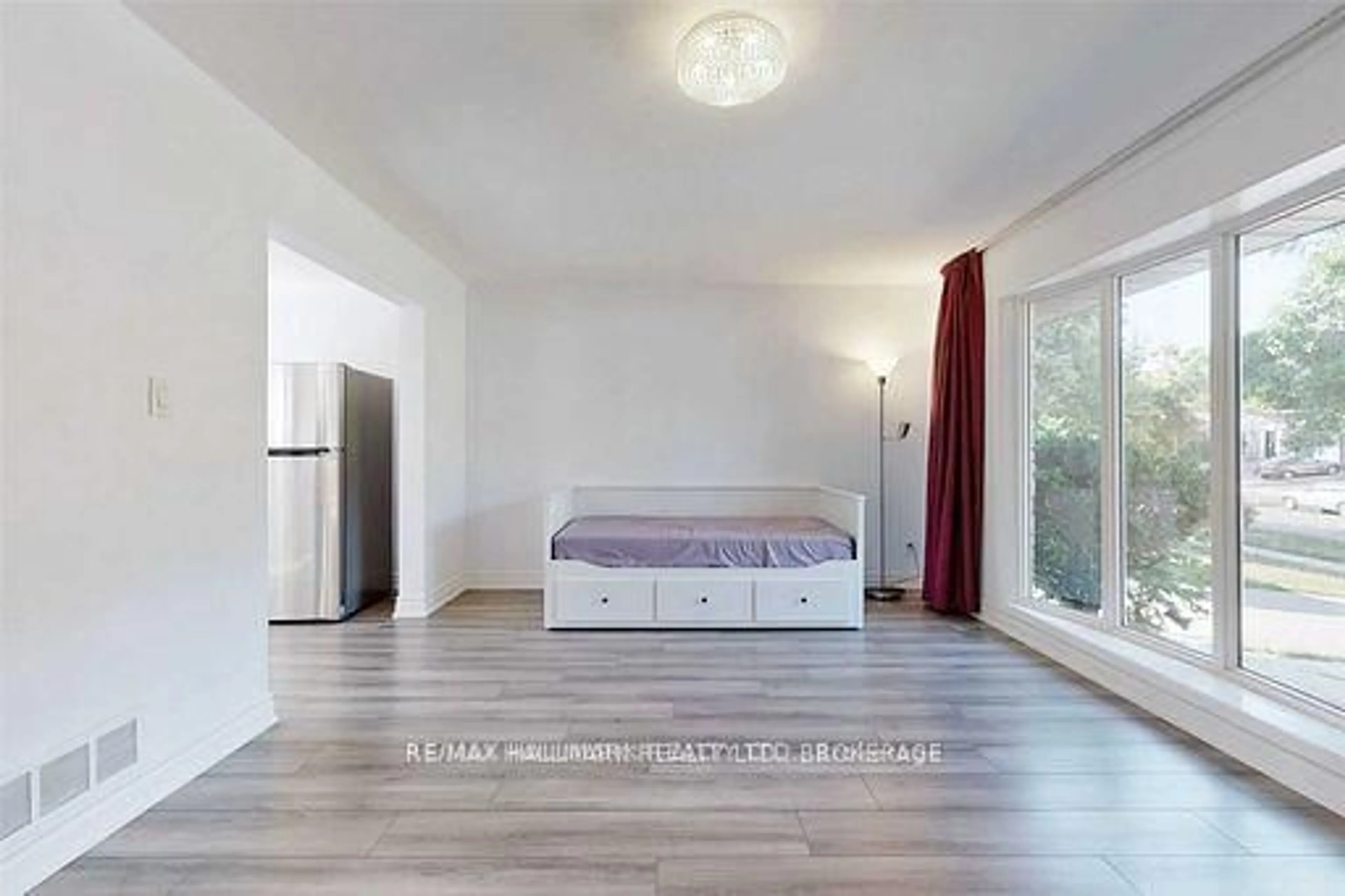 A pic of a room for 1346 Oxford Ave, Oakville Ontario L6H 1T1