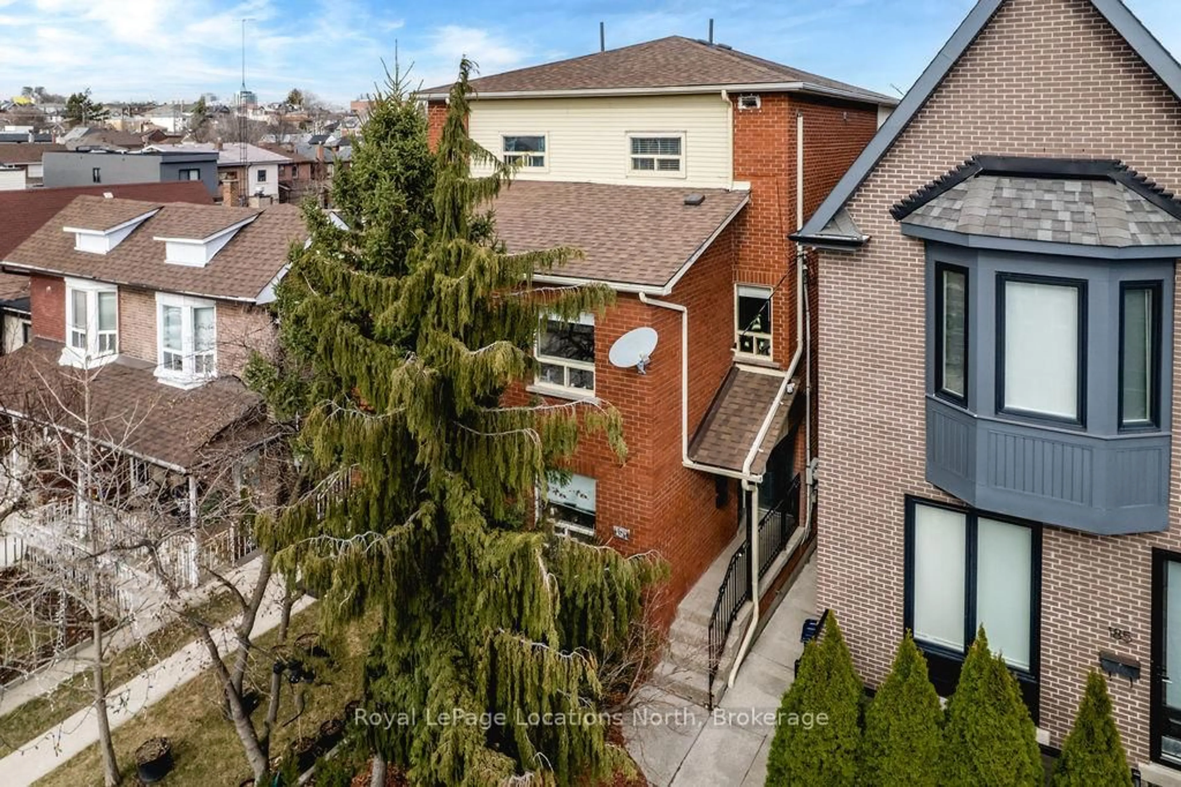 A pic from outside/outdoor area/front of a property/back of a property/a pic from drone, city buildings view from balcony for 191 Earlscourt Ave, Toronto Ontario M6E 4B2