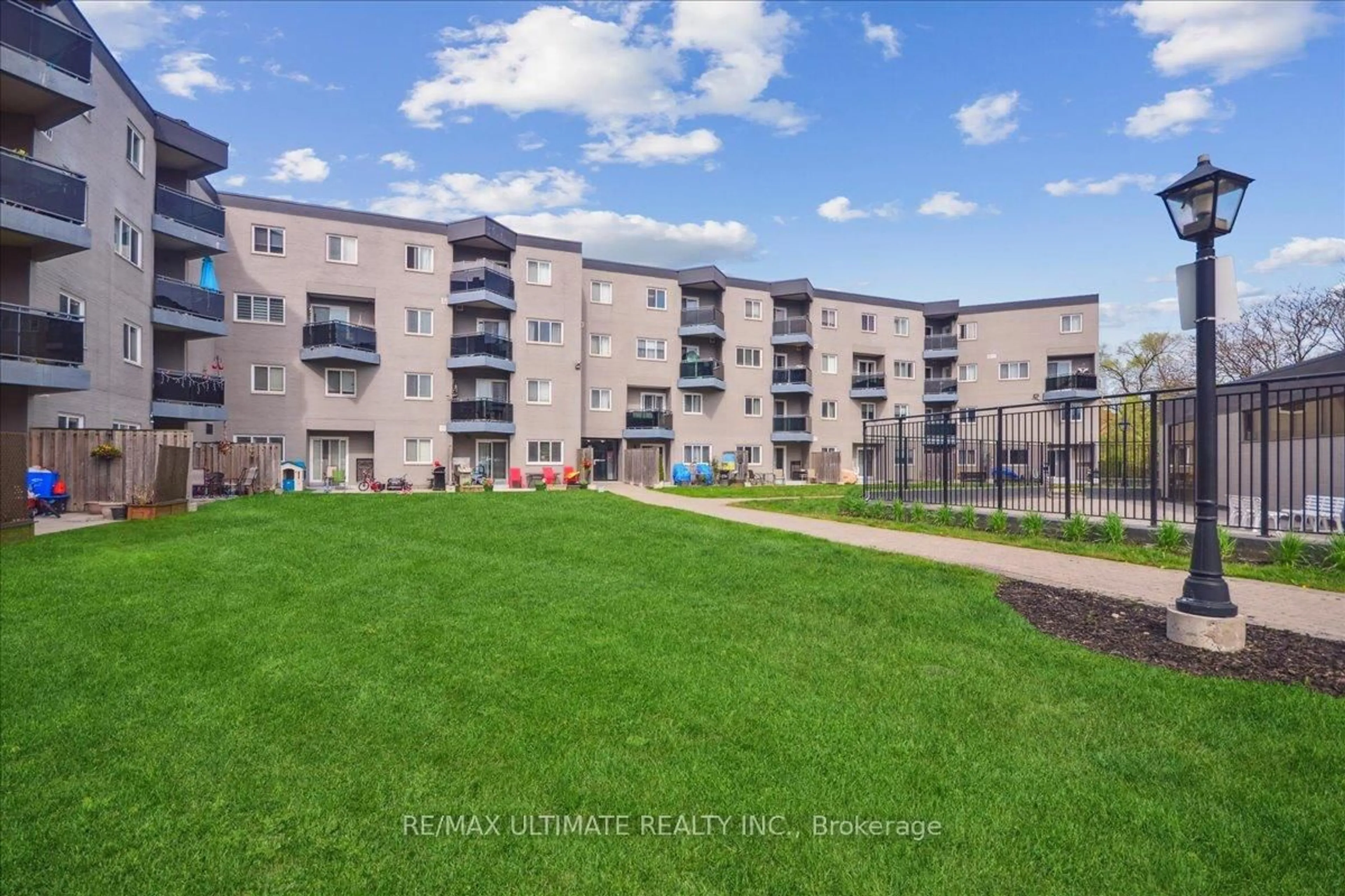 A pic from outside/outdoor area/front of a property/back of a property/a pic from drone, unknown for 2001 Bonnymede St #46, Mississauga Ontario L5J 4H8