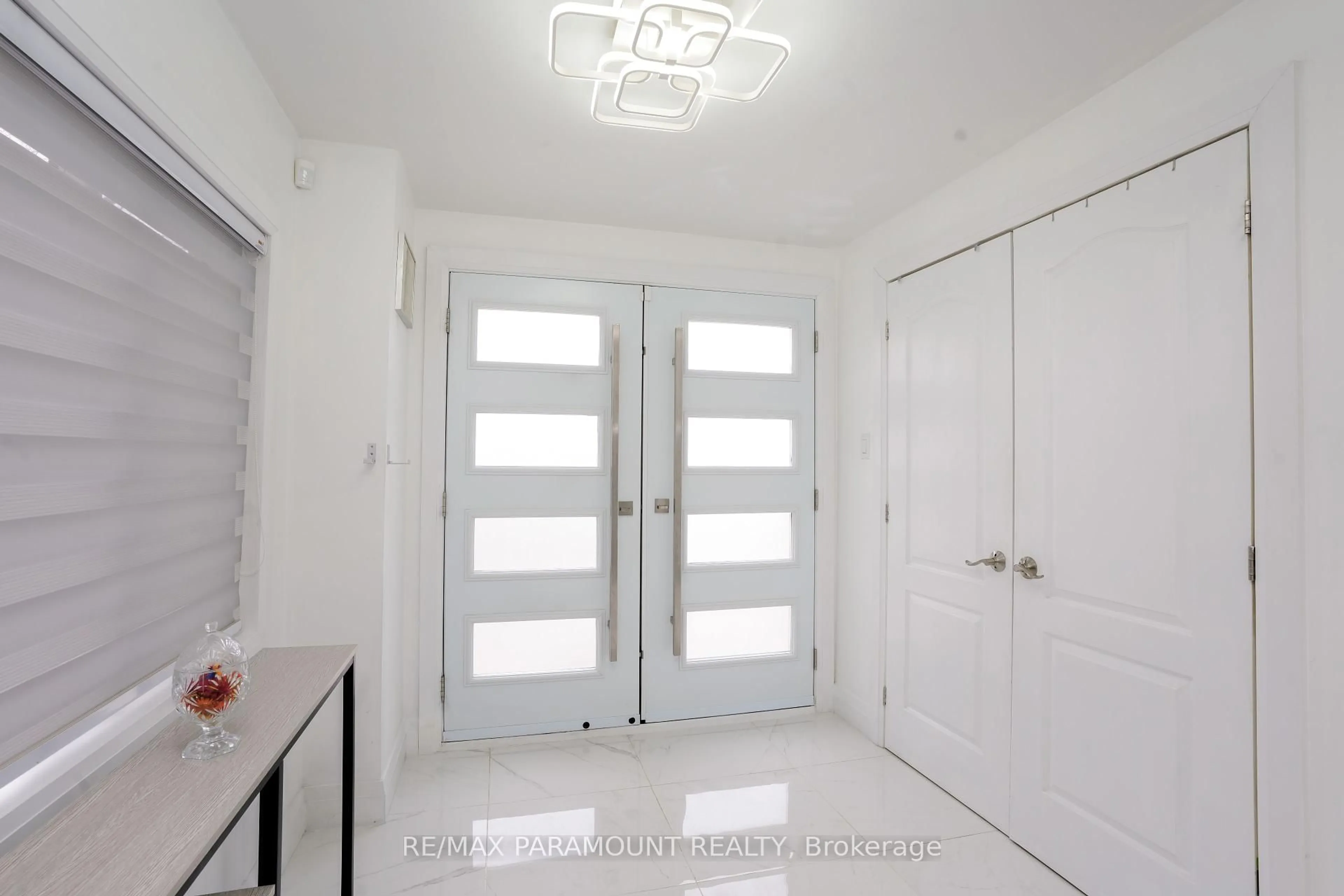 Indoor entryway for 10 Burnham Cres, Brampton Ontario L6T 2L2