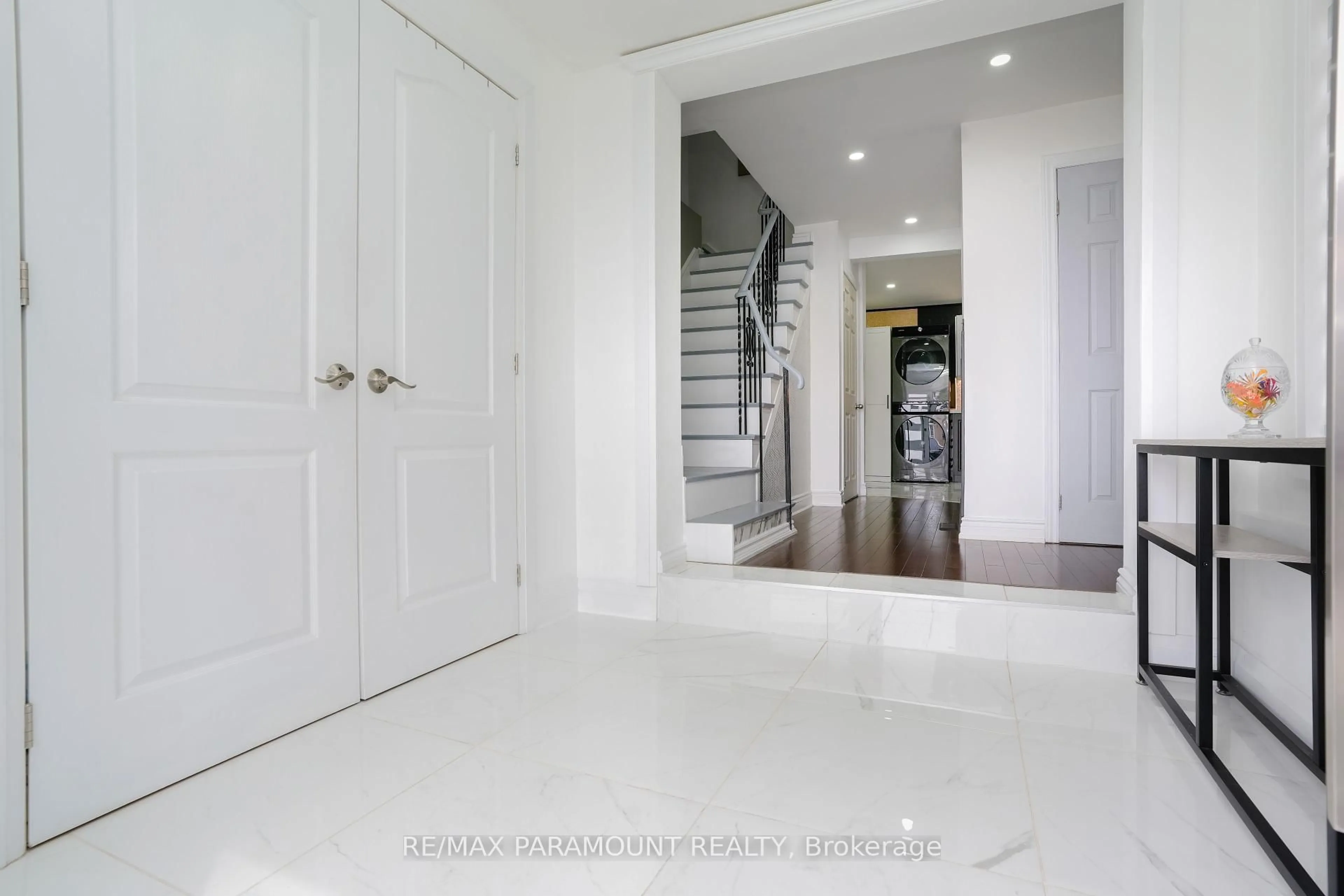 Indoor foyer for 10 Burnham Cres, Brampton Ontario L6T 2L2