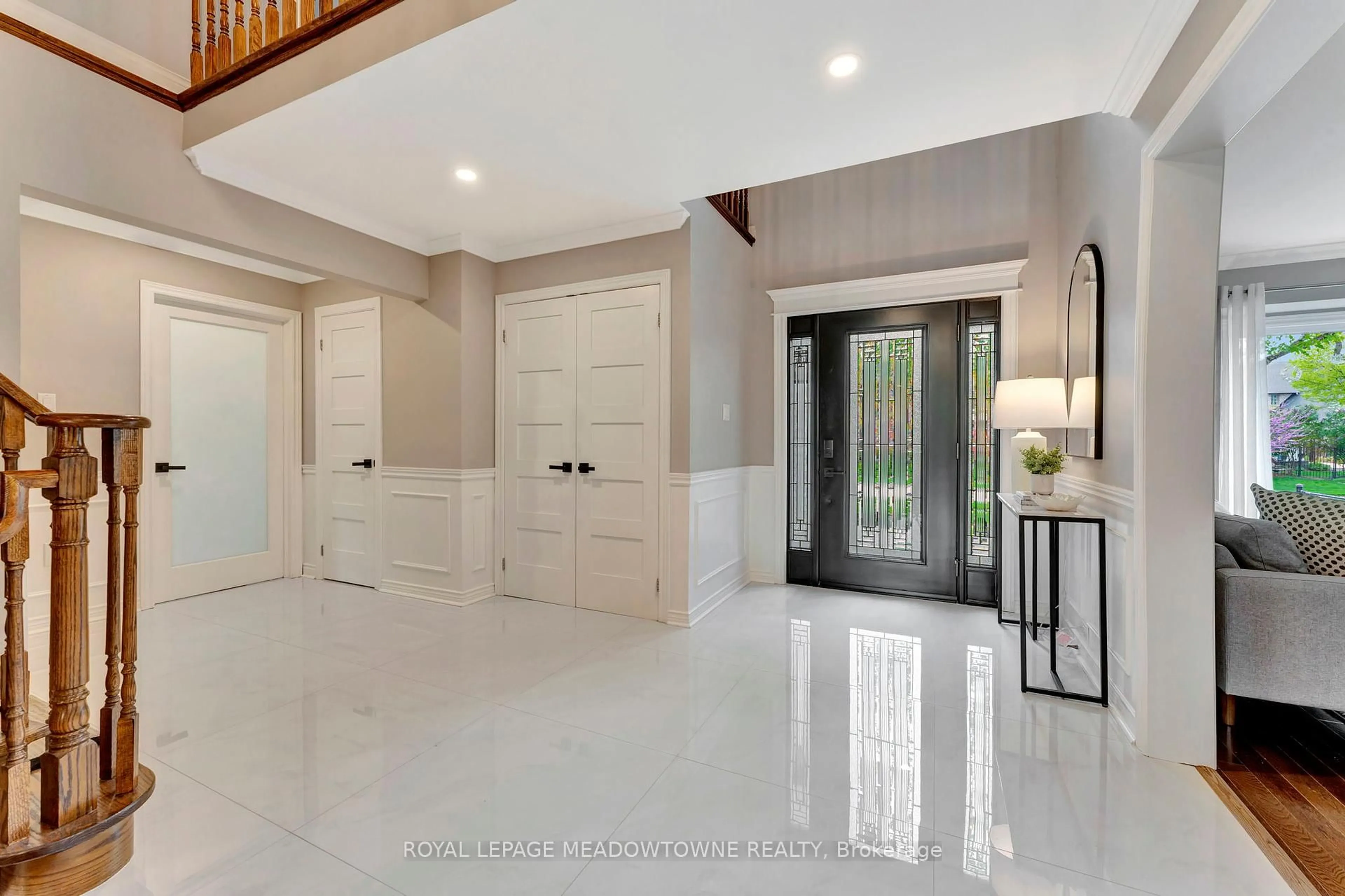 Indoor entryway for 2008 Peak Pl, Oakville Ontario L6H 5T2