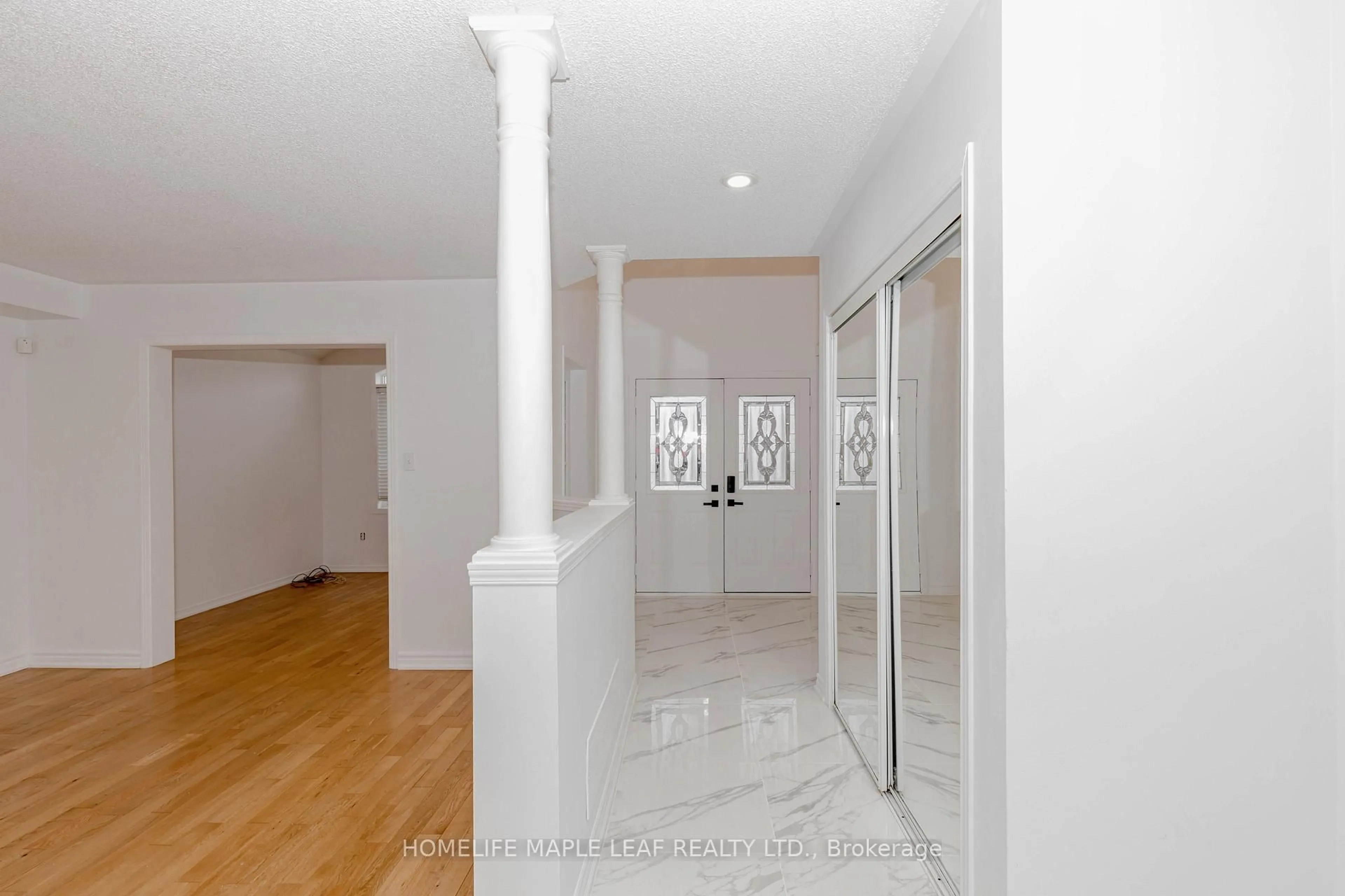 Indoor foyer for 72 Dunvegan Cres, Brampton Ontario L7A 2Y1