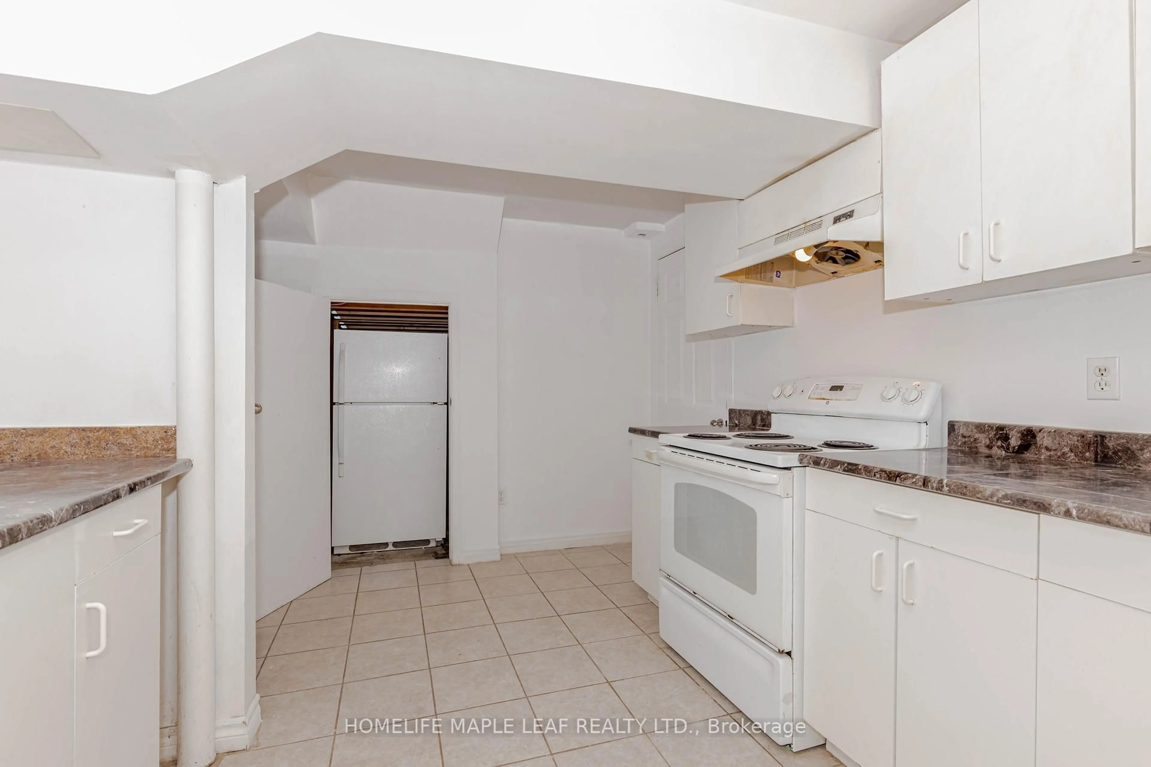 Standard kitchen, unknown for 72 Dunvegan Cres, Brampton Ontario L7A 2Y1