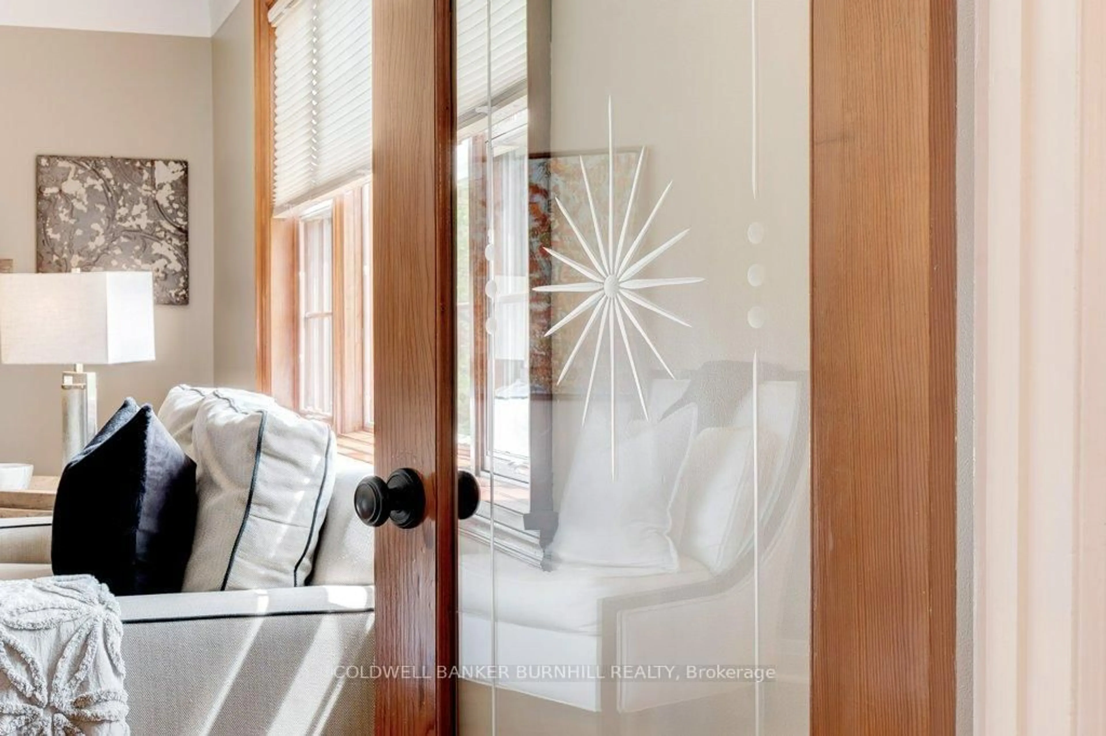 Indoor entryway for 583 Woodland Ave, Burlington Ontario L7R 2S3