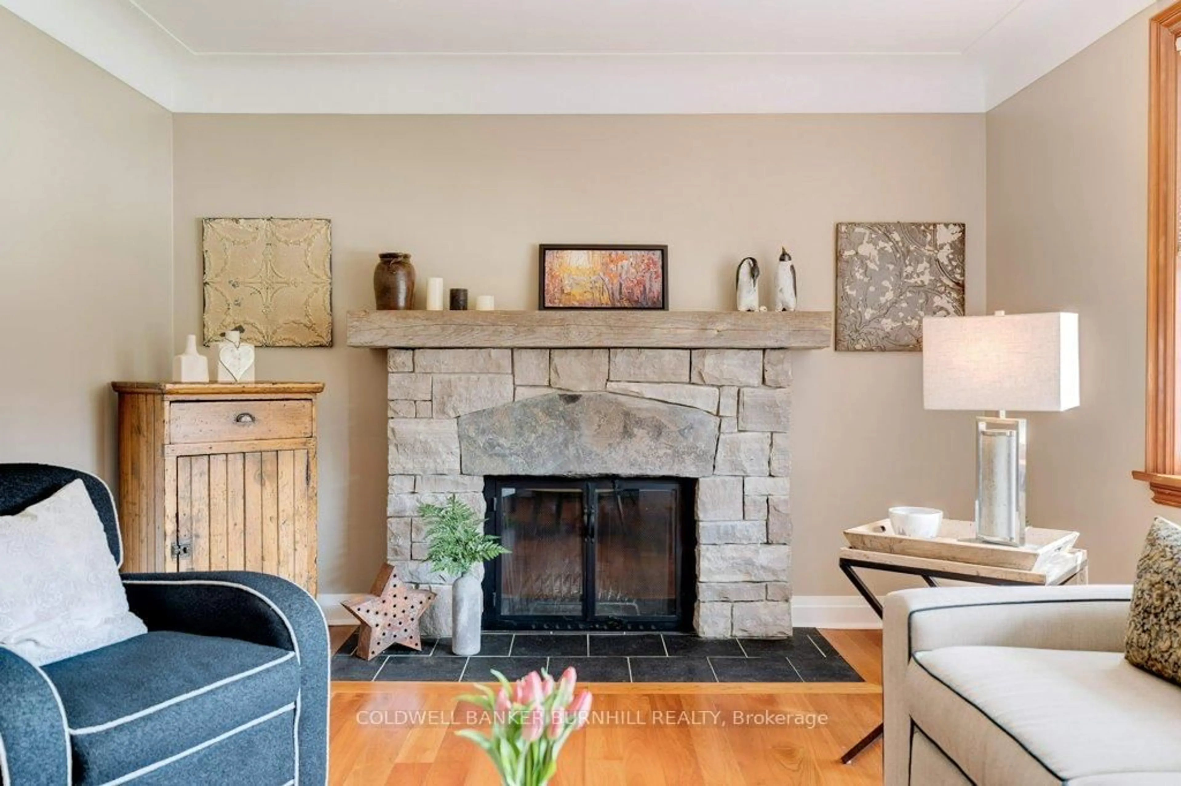 Living room with furniture, unknown for 583 Woodland Ave, Burlington Ontario L7R 2S3