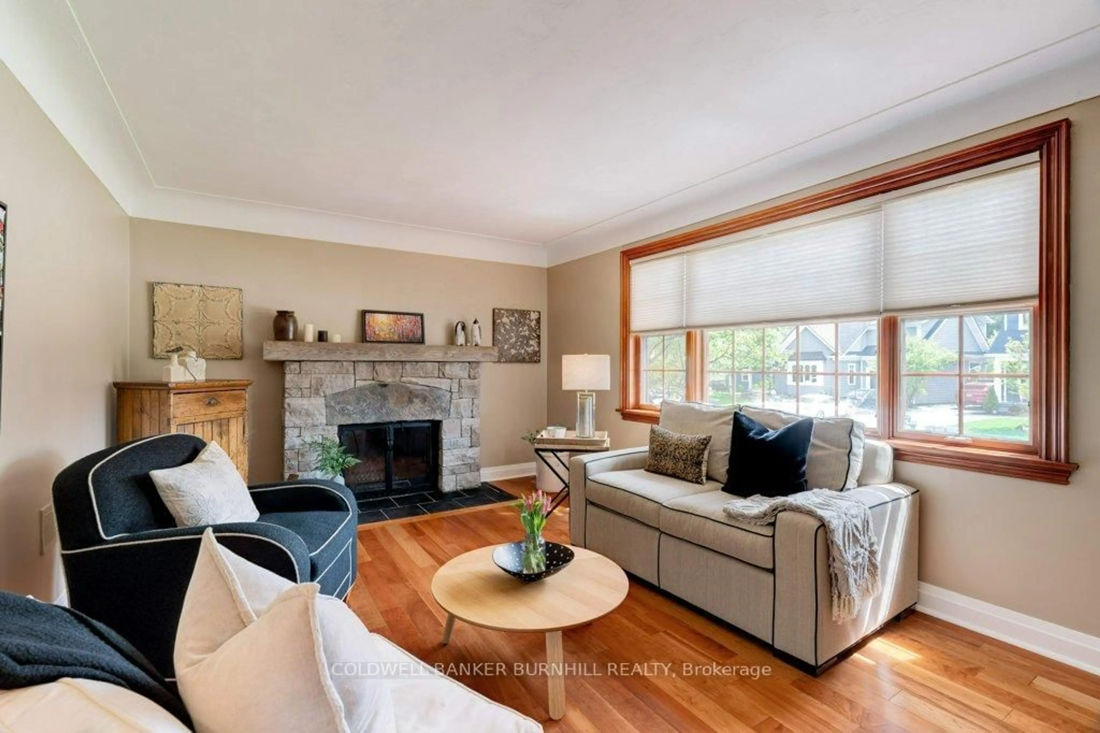 Living room with furniture, wood/laminate floor for 583 Woodland Ave, Burlington Ontario L7R 2S3