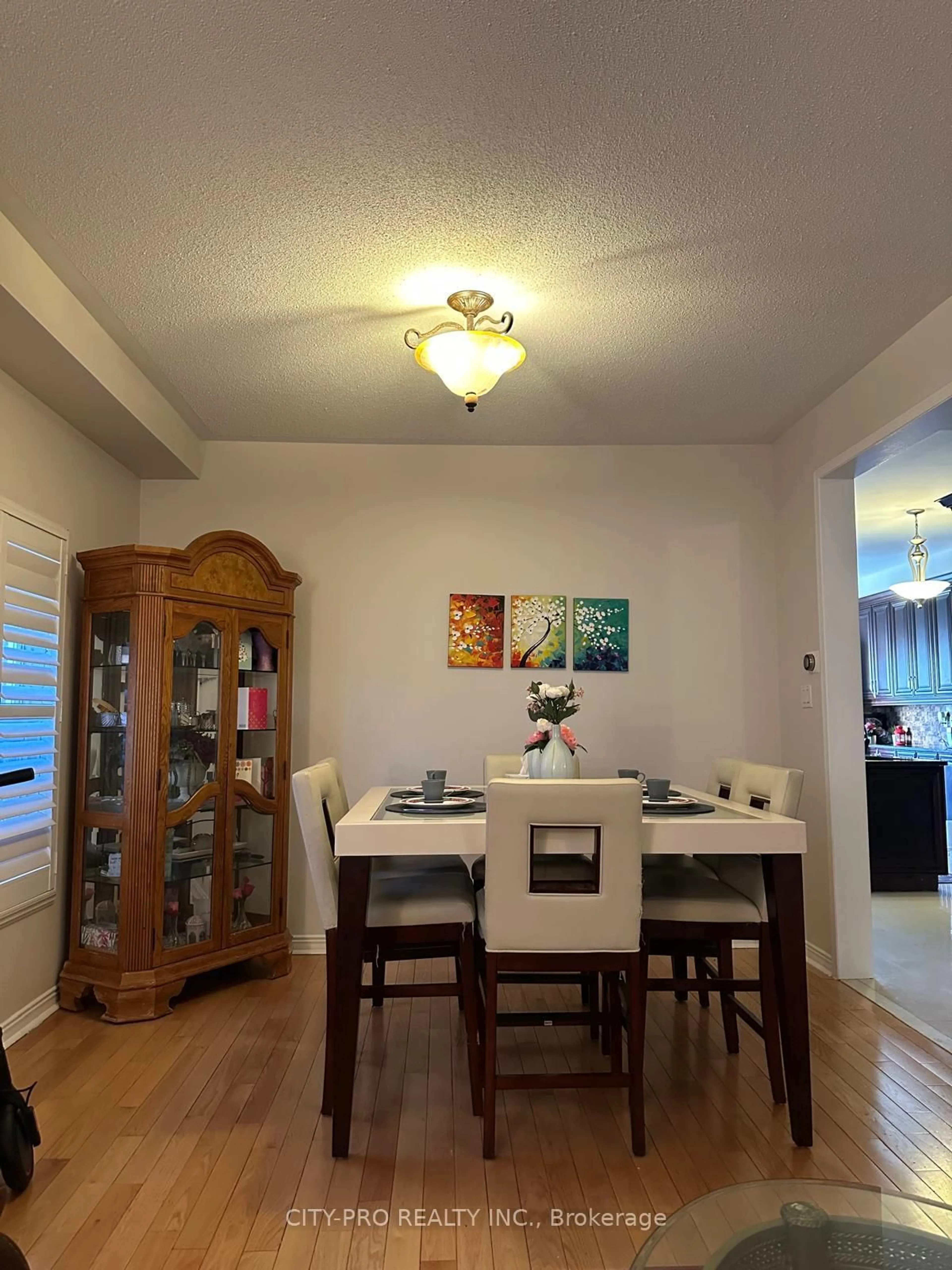 Dining room, wood/laminate floor for 7302 Rosehurst Dr, Mississauga Ontario L5N 8H1