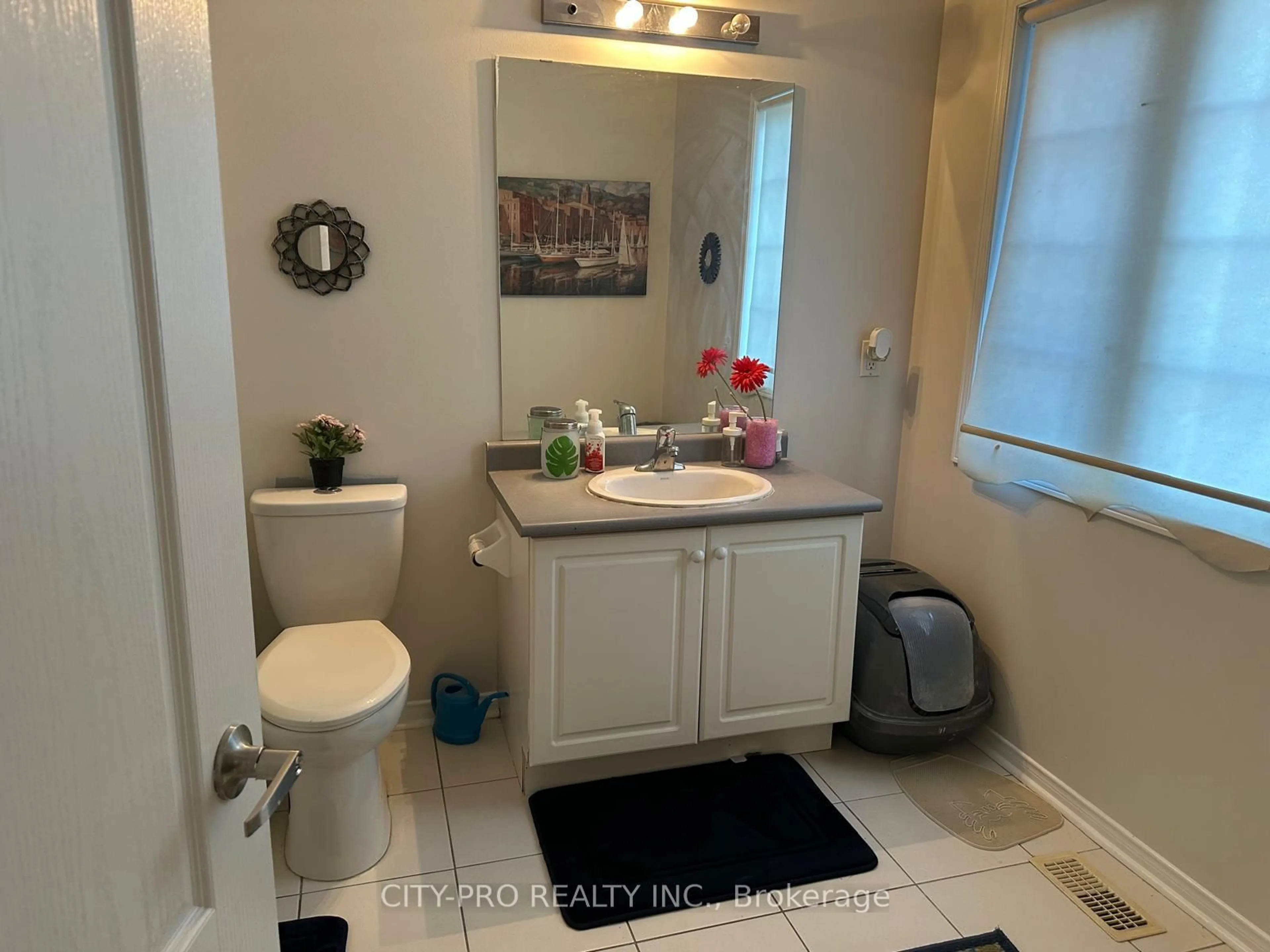 Standard bathroom, ceramic/tile floor for 7302 Rosehurst Dr, Mississauga Ontario L5N 8H1