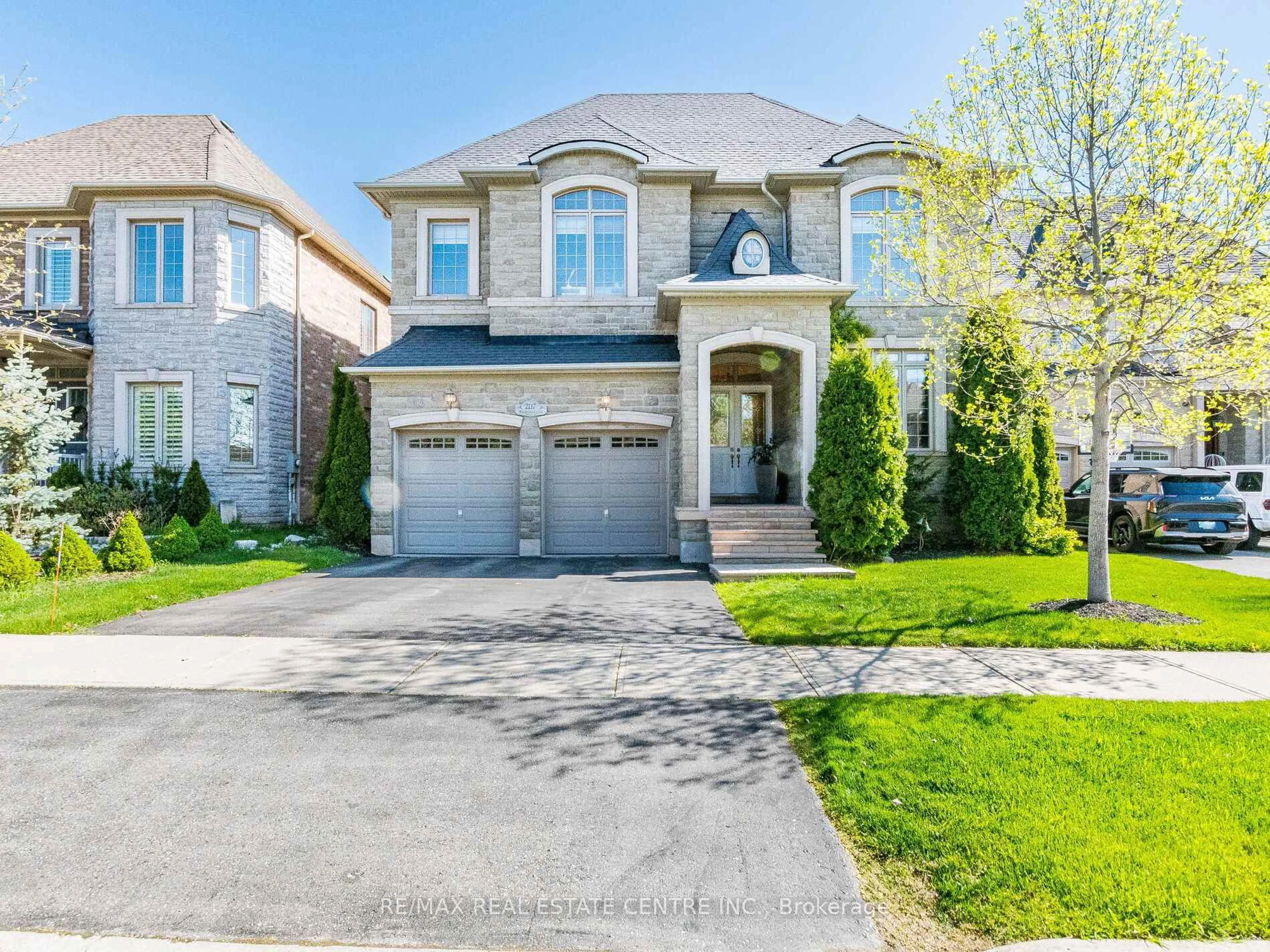 Home with brick exterior material, street for 22 WOODVALLEY Dr, Brampton Ontario L7A 1Z4