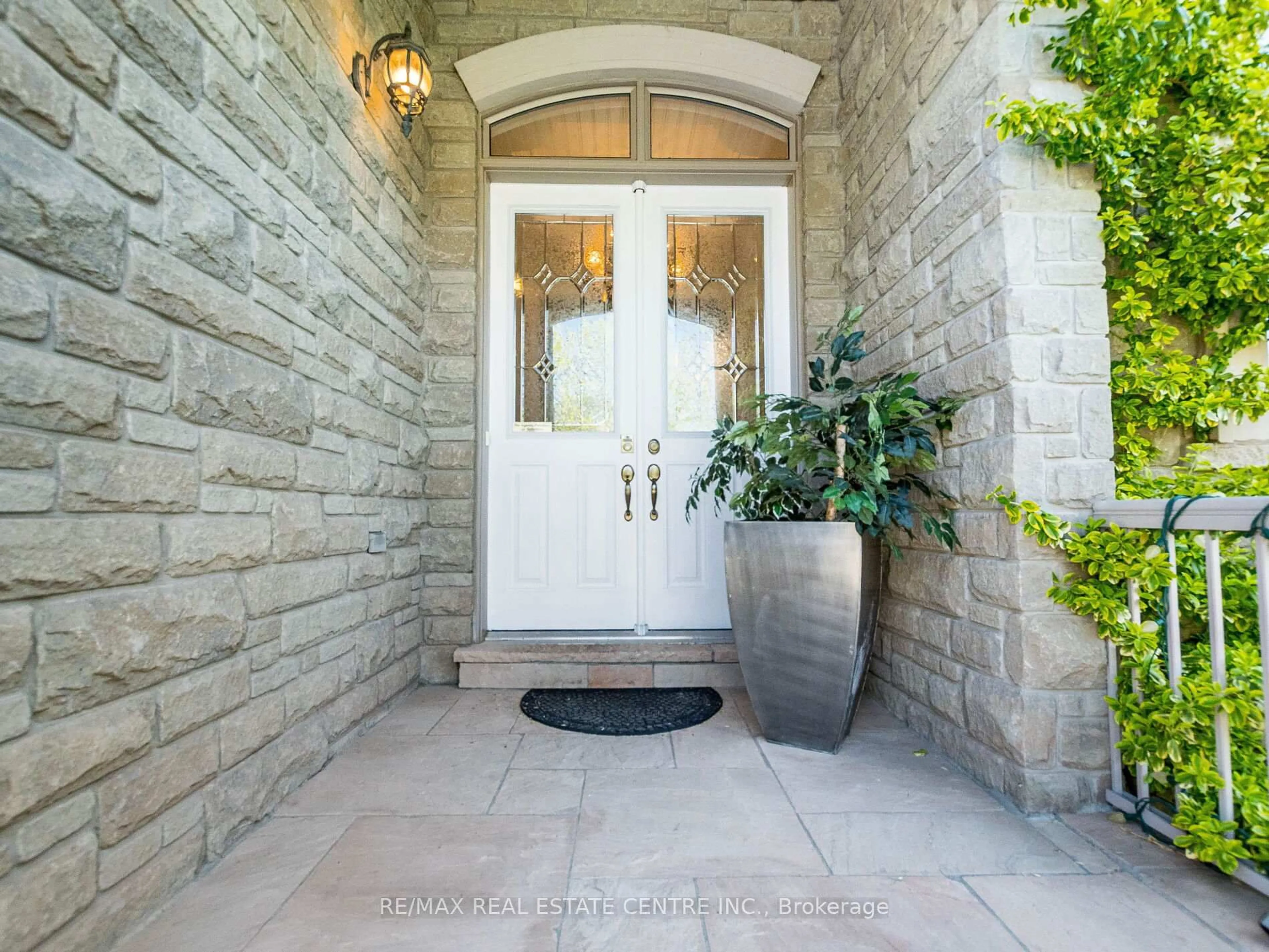 Indoor entryway for 22 WOODVALLEY Dr, Brampton Ontario L7A 1Z4