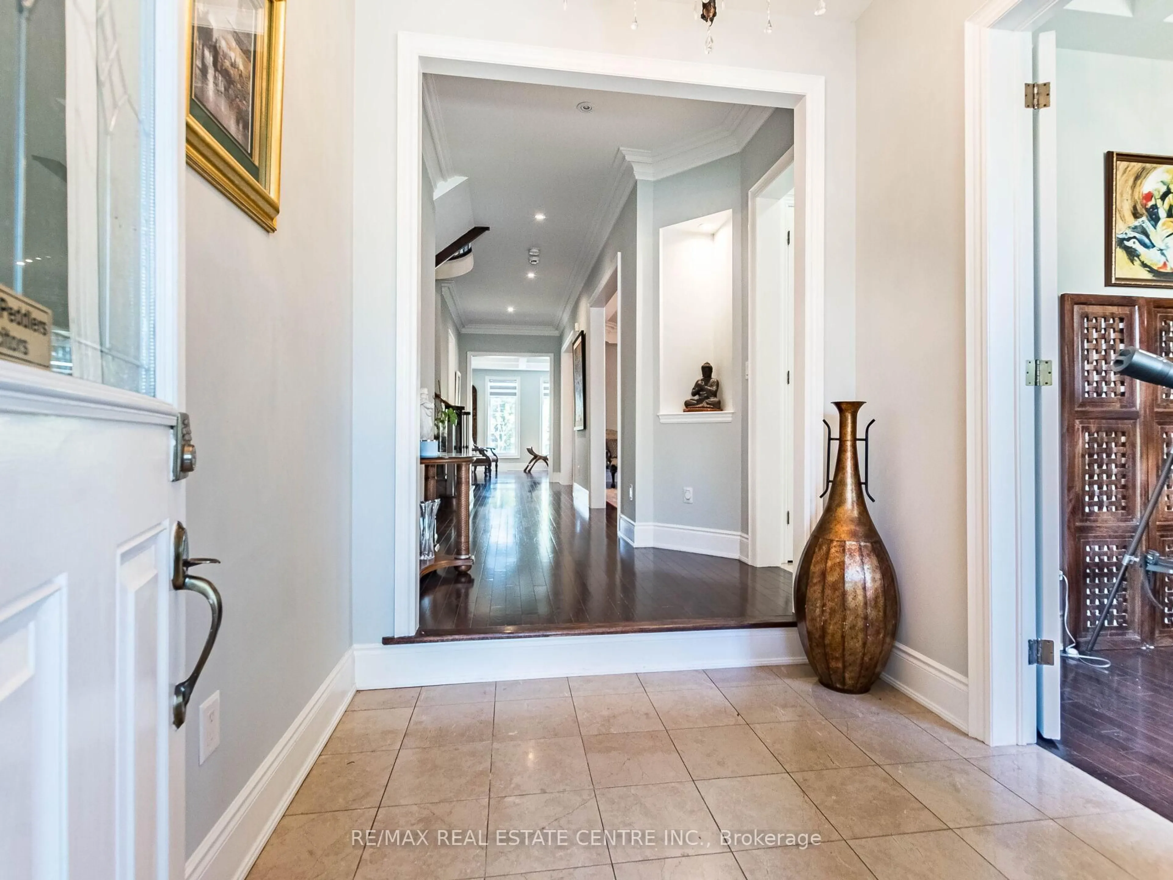 Indoor entryway for 22 WOODVALLEY Dr, Brampton Ontario L7A 1Z4