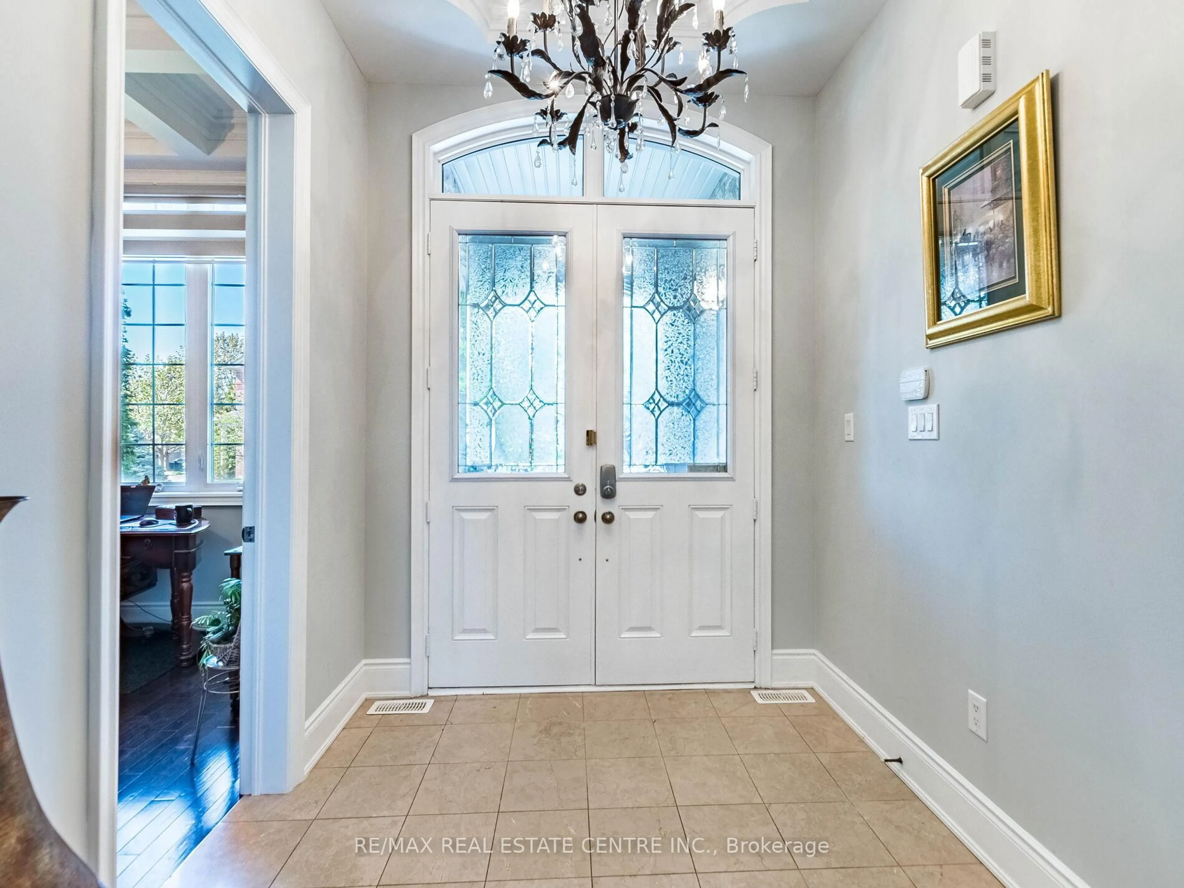 Indoor entryway for 22 WOODVALLEY Dr, Brampton Ontario L7A 1Z4