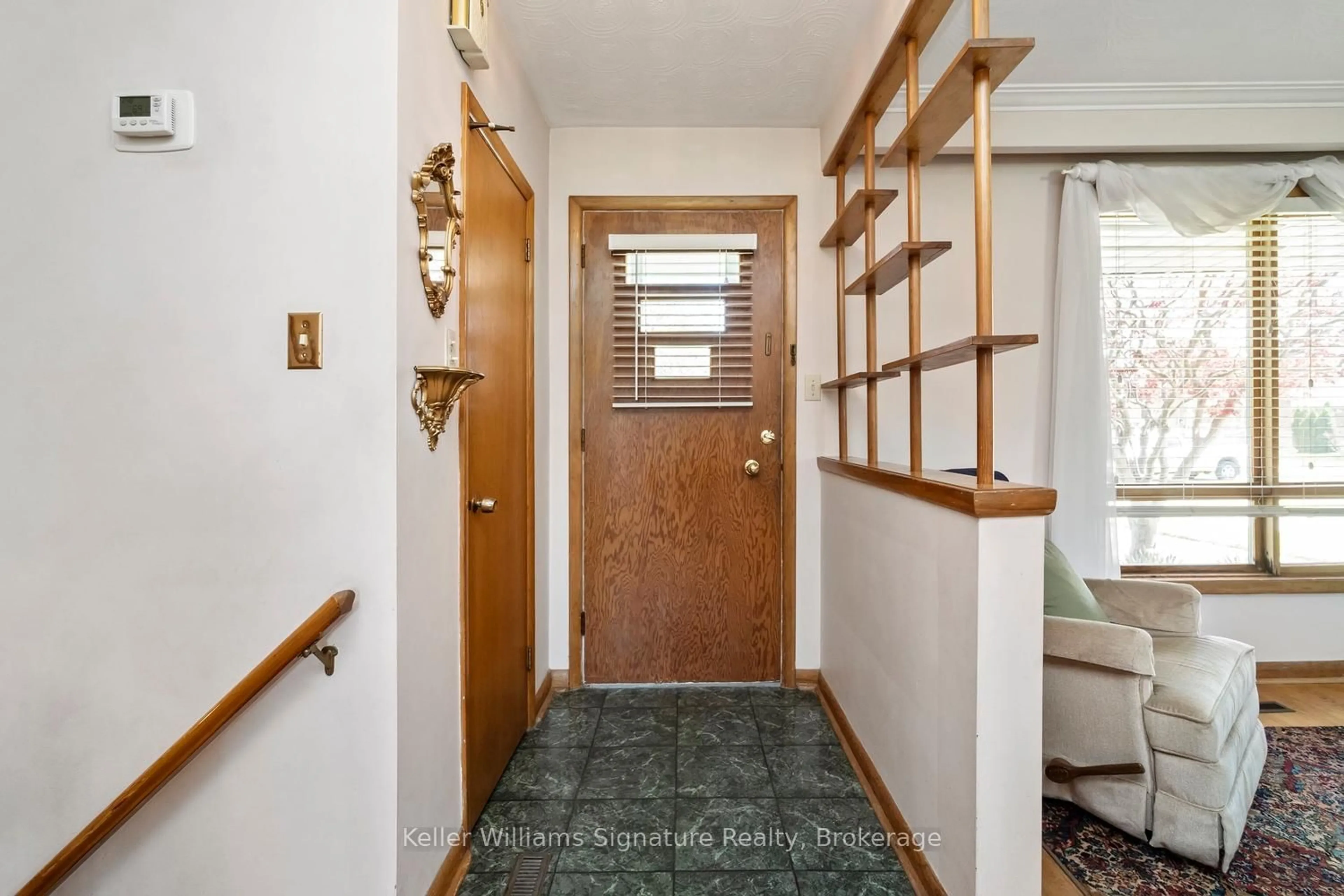 Indoor entryway for 2343 Redfern Rd, Burlington Ontario L7R 1X5