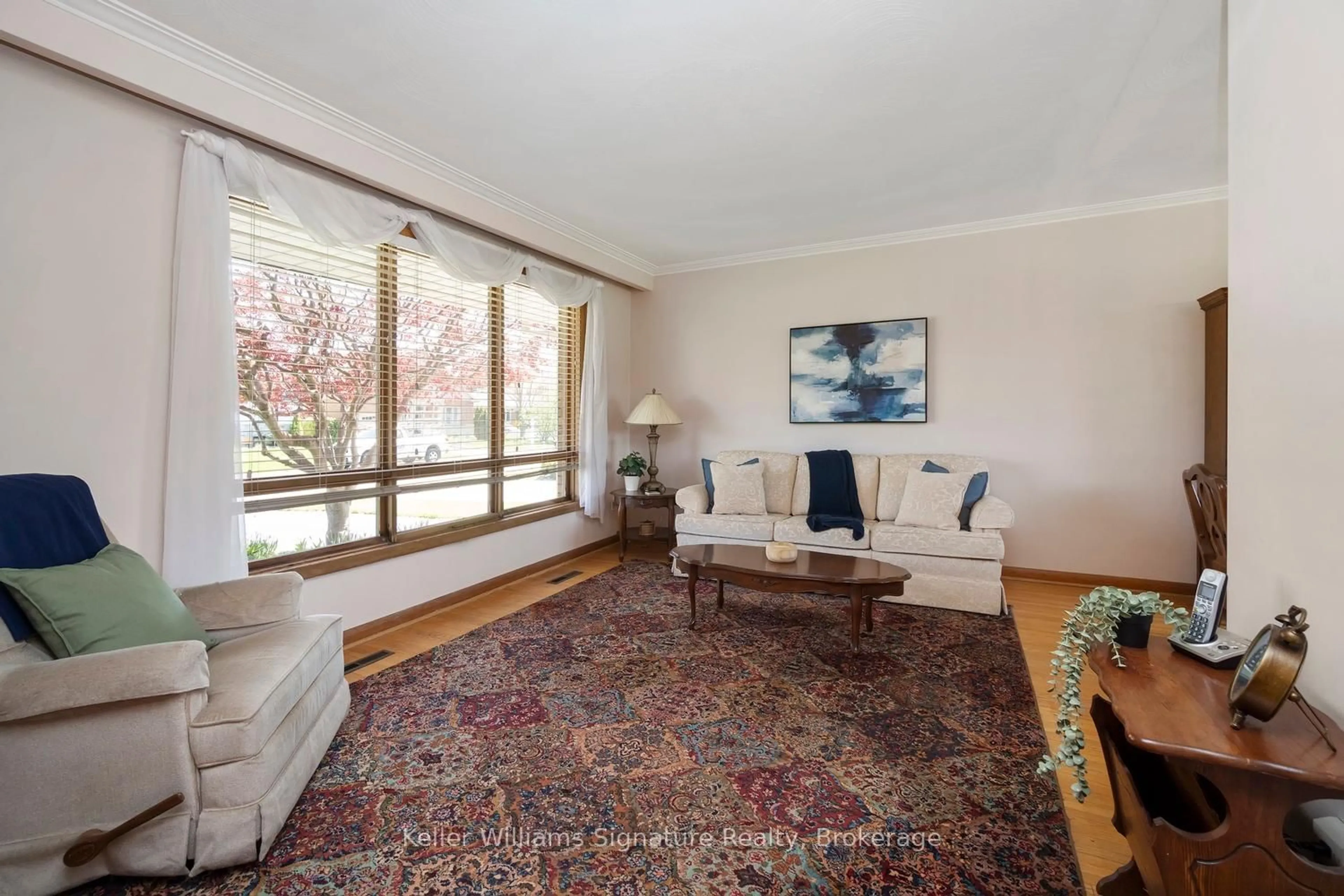Living room with furniture, unknown for 2343 Redfern Rd, Burlington Ontario L7R 1X5