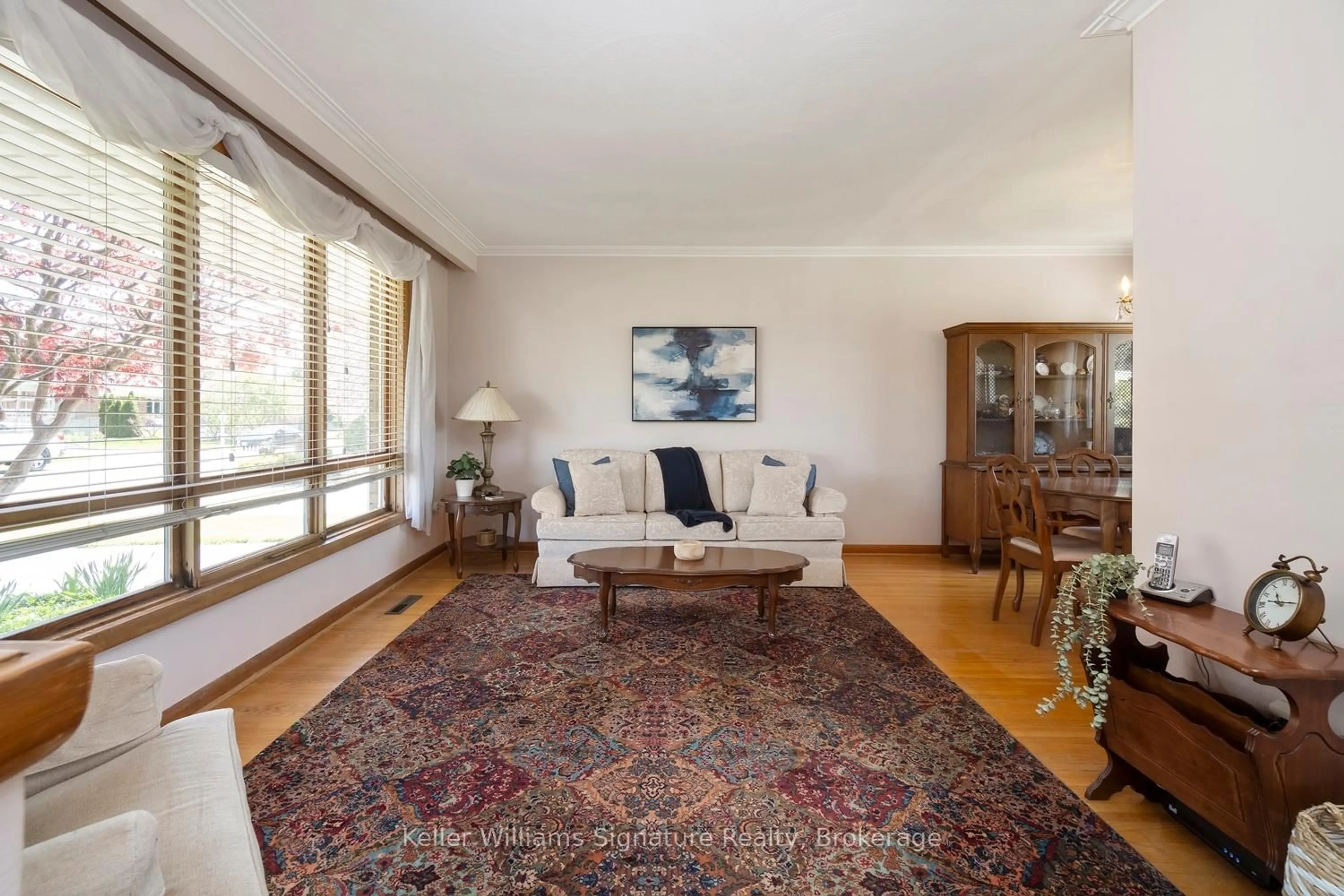Living room with furniture, carpet floor for 2343 Redfern Rd, Burlington Ontario L7R 1X5
