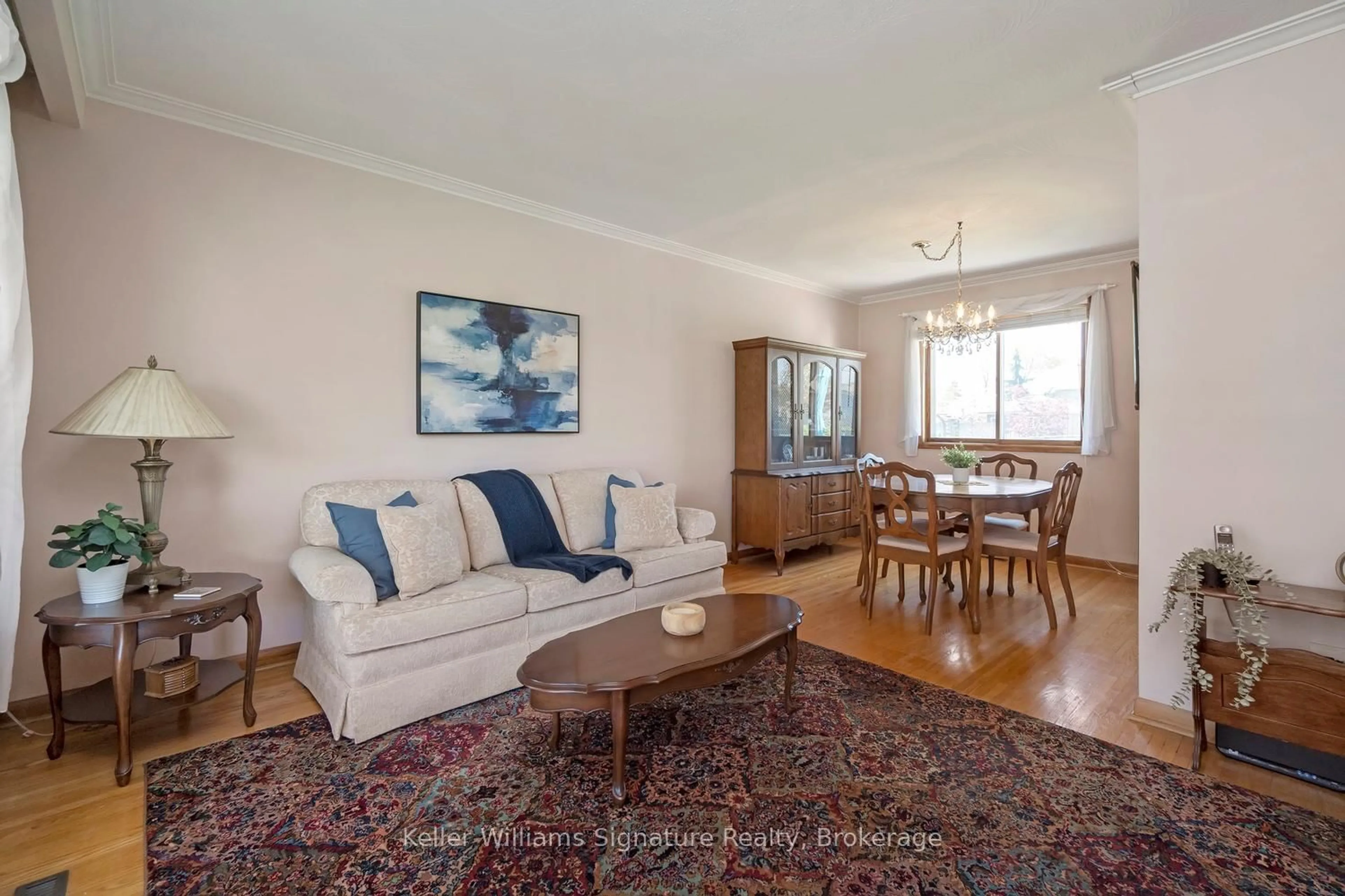 Living room with furniture, unknown for 2343 Redfern Rd, Burlington Ontario L7R 1X5