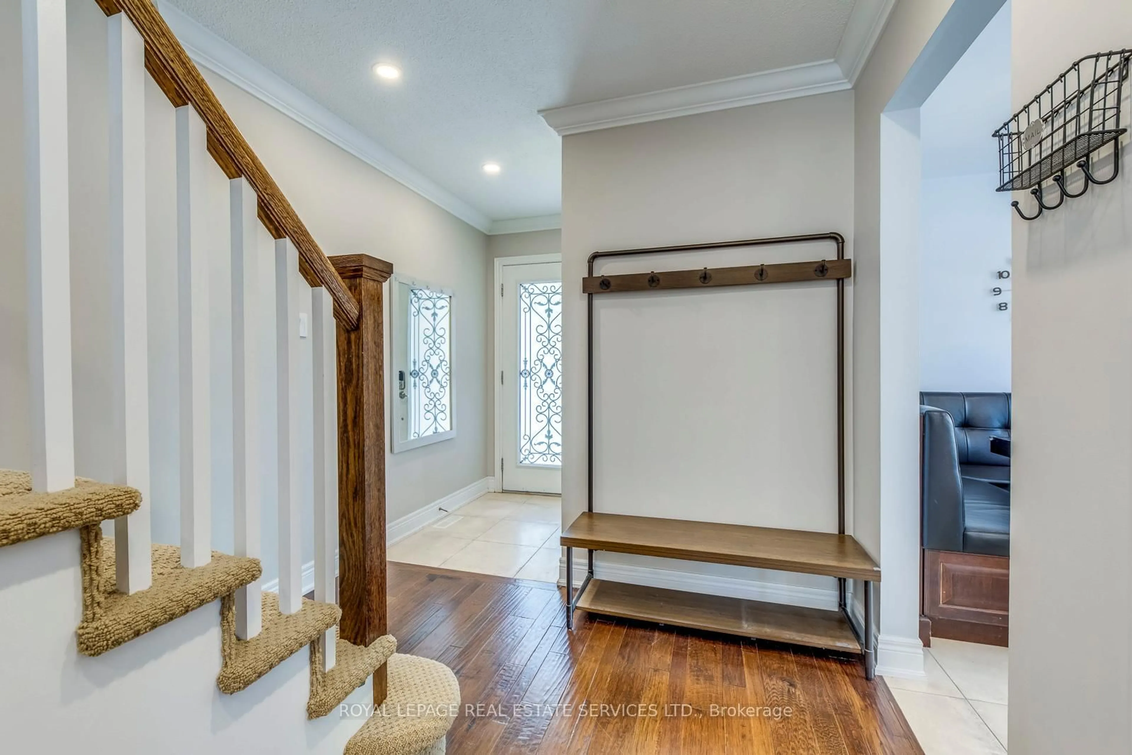 Indoor entryway for 5927 Pagosa Crt, Mississauga Ontario L5M 2M8
