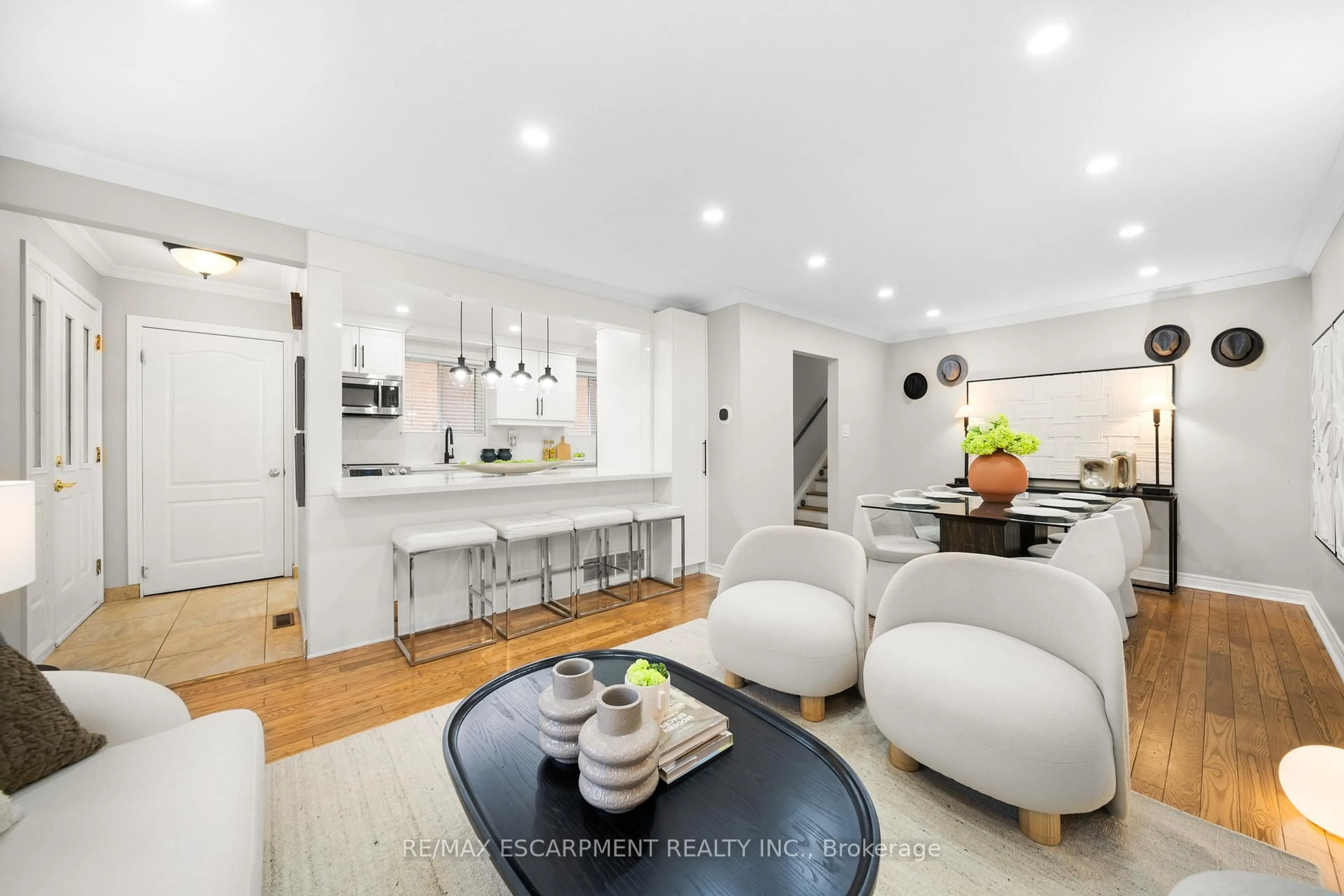 Open concept kitchen, unknown for 460 Ginger Dwns, Mississauga Ontario L5A 3A7