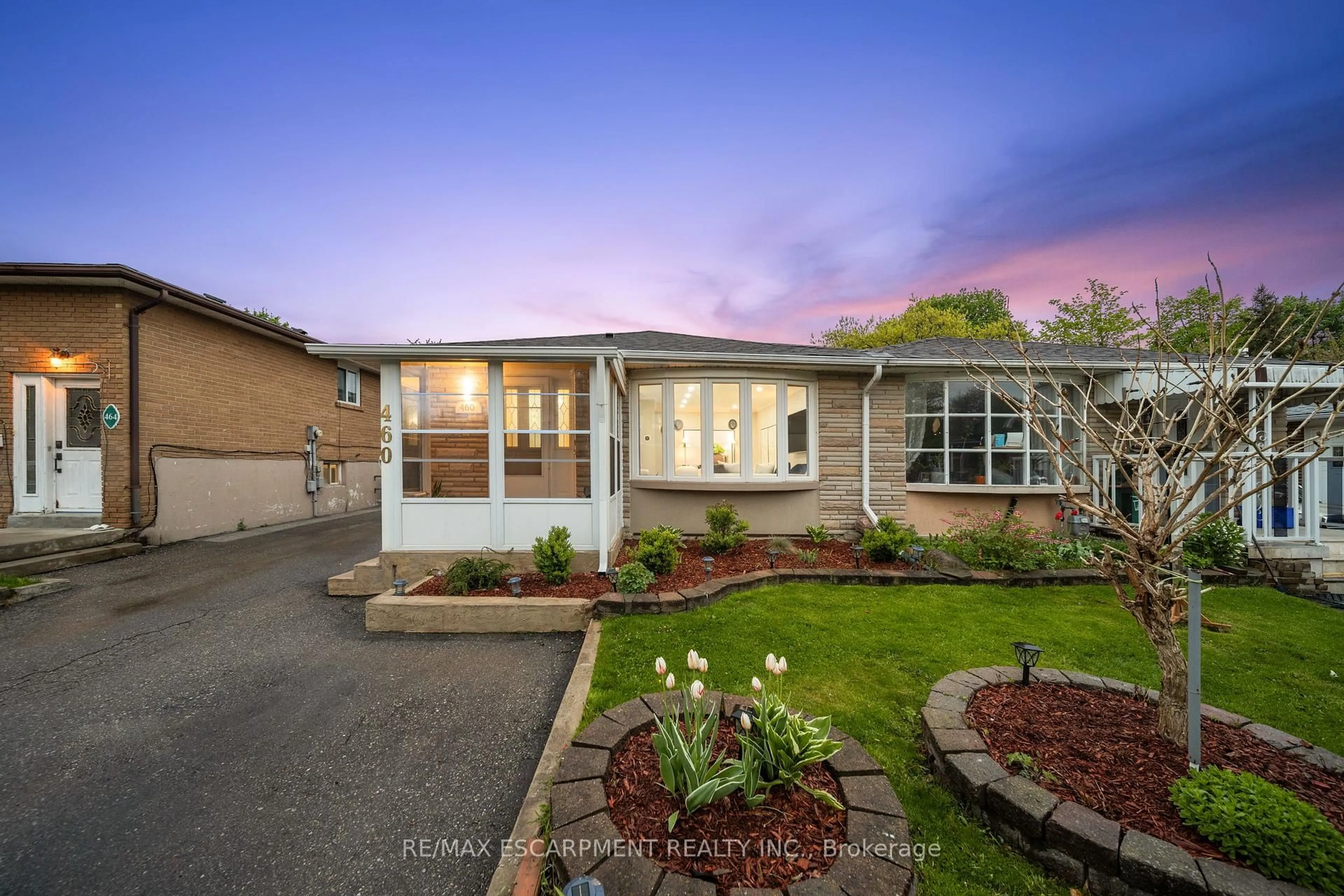 A pic from outside/outdoor area/front of a property/back of a property/a pic from drone, street for 460 Ginger Dwns, Mississauga Ontario L5A 3A7